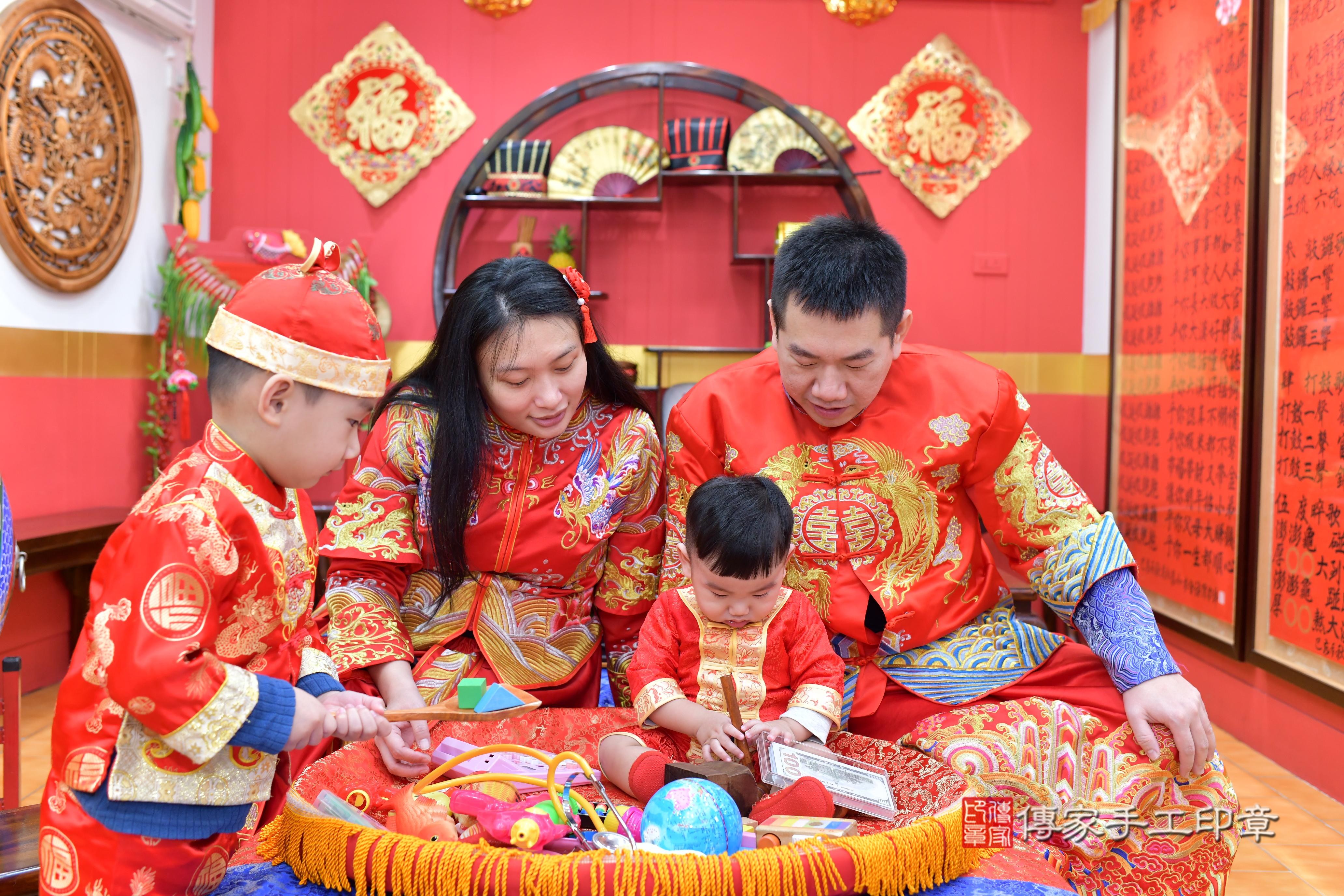 傳家手工印章桃園店、抓周、度脺、中國風會場、傳家嬰兒古禮、吉祥話、抓周道具物品24種、拍照。抓周證書。寶寶抓周、滿周歲、生日快樂、祝福
