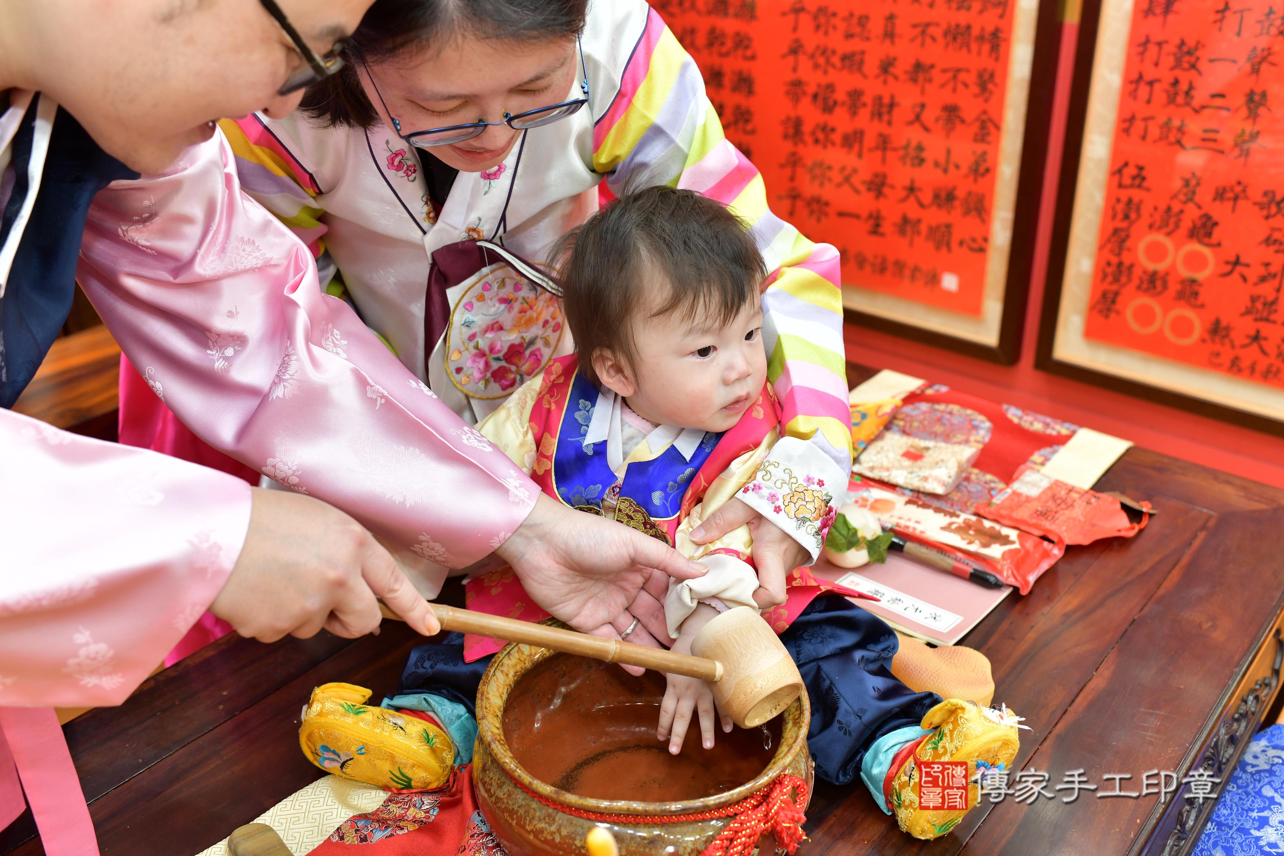 傳家手工印章桃園店、抓周、度脺、中國風會場、傳家嬰兒古禮、吉祥話、抓周道具物品24種、拍照。抓周證書。寶寶抓周、滿周歲、生日快樂、祝福
