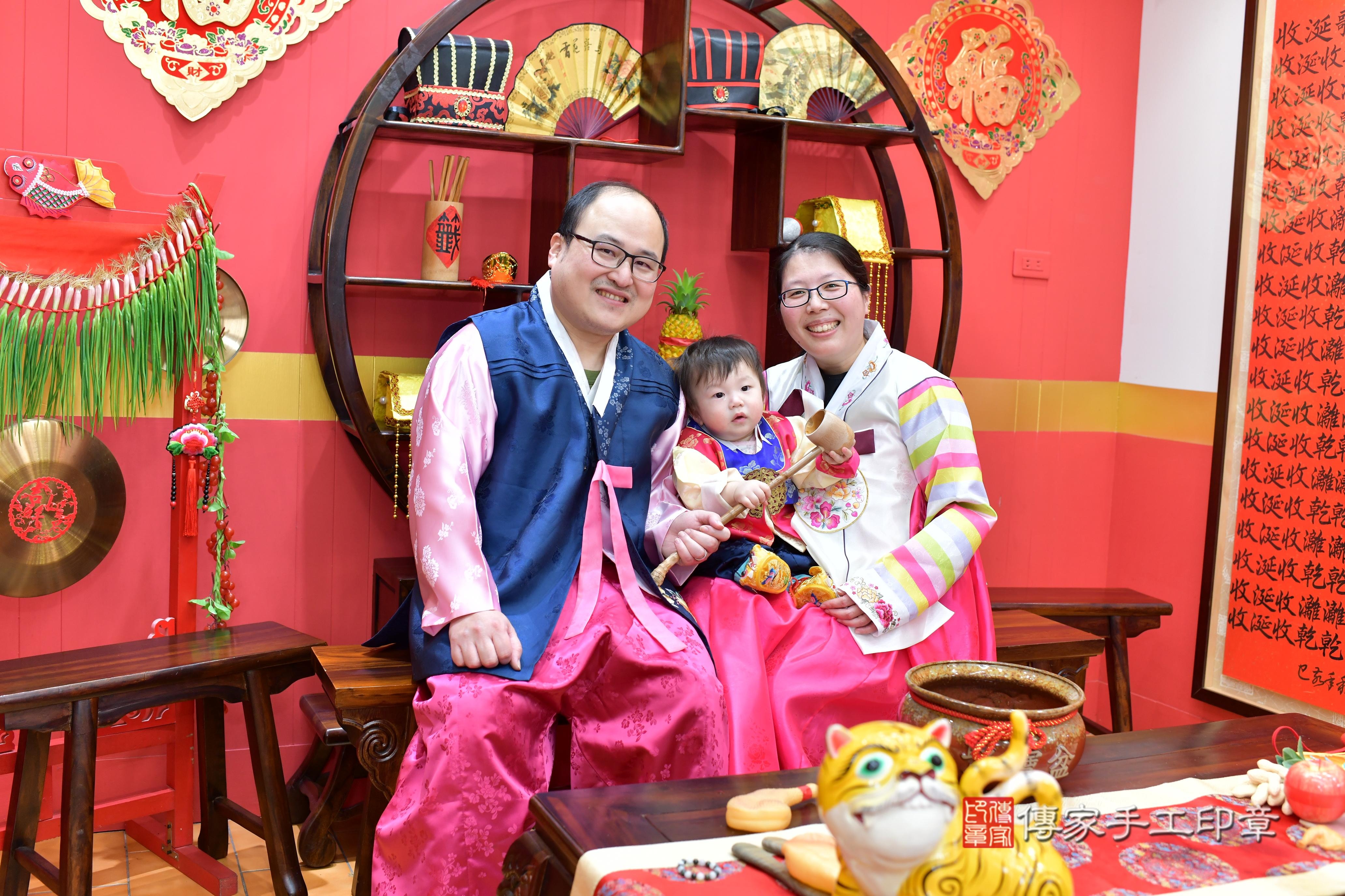 傳家手工印章桃園店、抓周、度脺、中國風會場、傳家嬰兒古禮、吉祥話、抓周道具物品24種、拍照。抓周證書。寶寶抓周、滿周歲、生日快樂、祝福