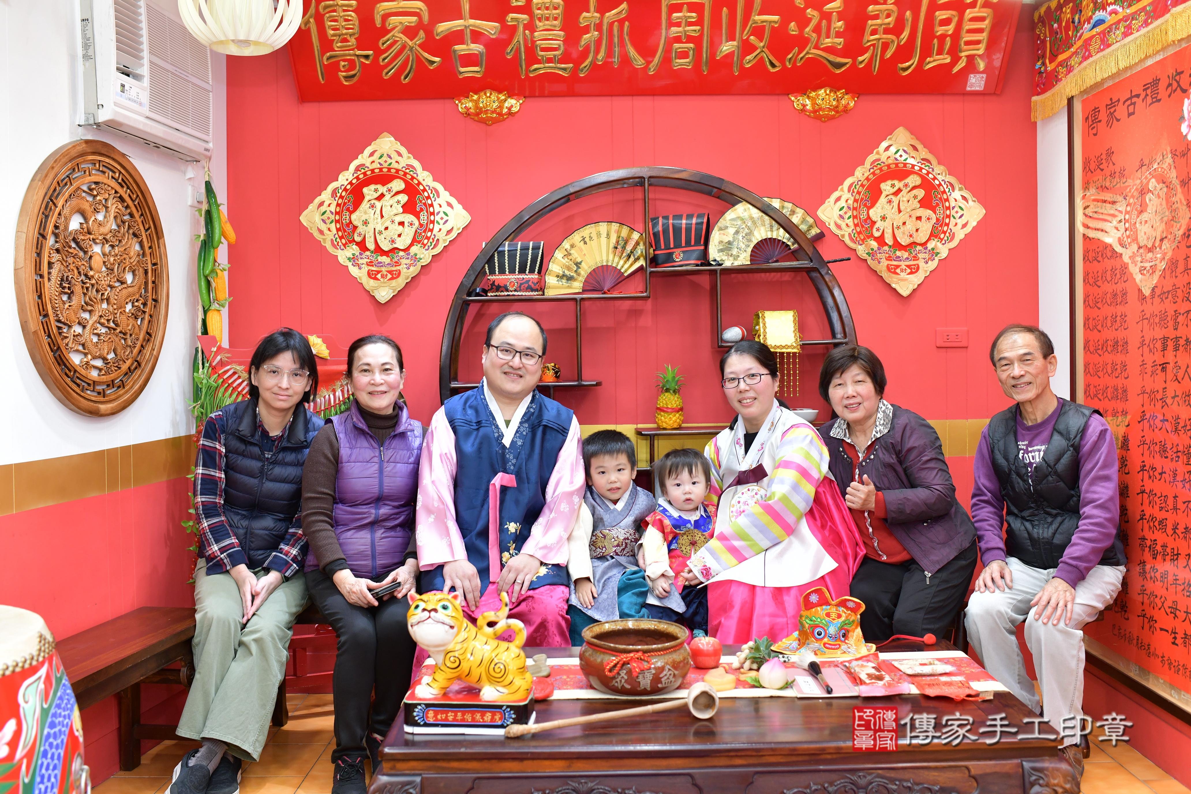 傳家手工印章桃園店、抓周、度脺、中國風會場、傳家嬰兒古禮、吉祥話、抓周道具物品24種、拍照。抓周證書。寶寶抓周、滿周歲、生日快樂、祝福