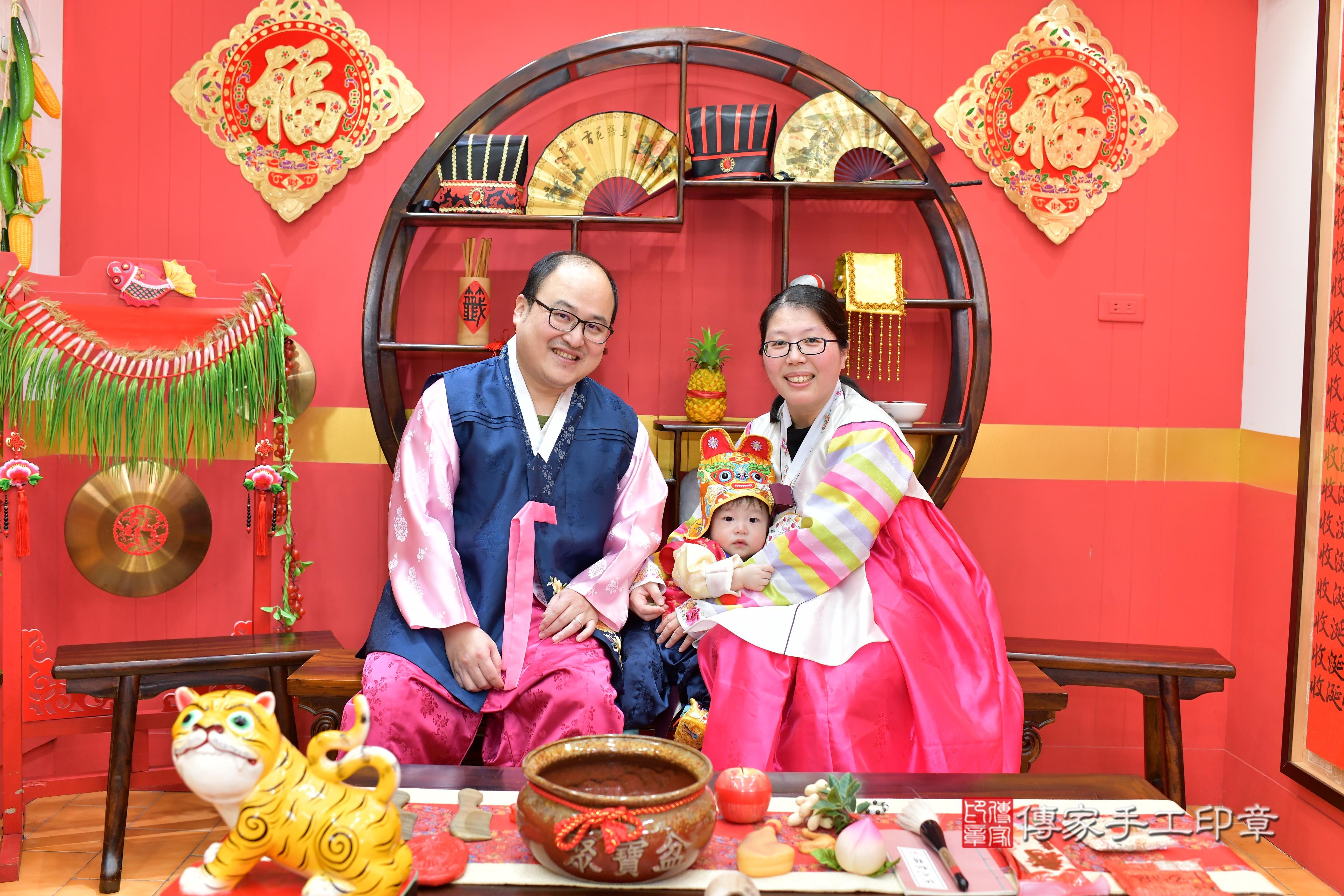 傳家手工印章桃園店、抓周、度脺、中國風會場、傳家嬰兒古禮、吉祥話、抓周道具物品24種、拍照。抓周證書。寶寶抓周、滿周歲、生日快樂、祝福