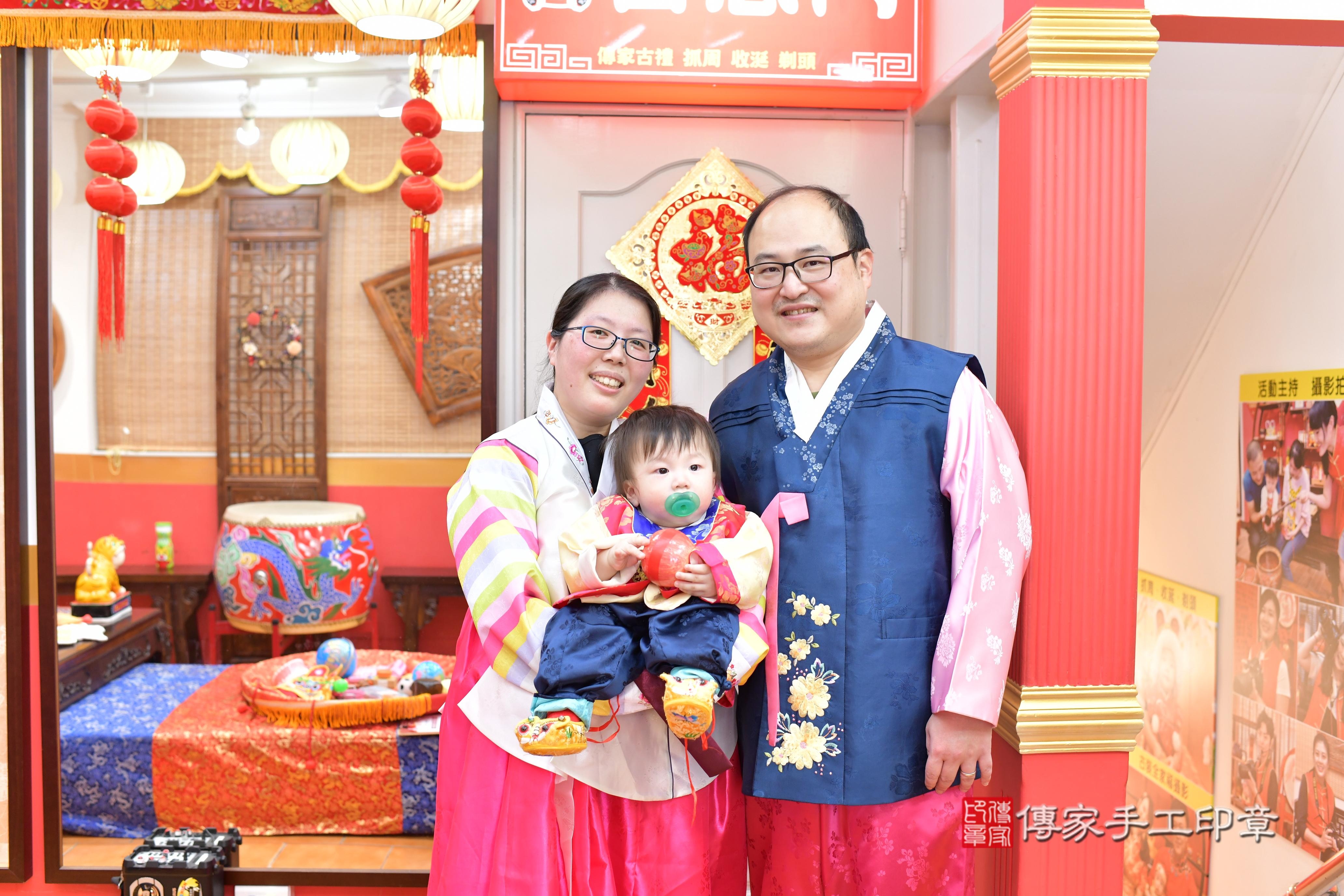 傳家手工印章桃園店、抓周、度脺、中國風會場、傳家嬰兒古禮、吉祥話、抓周道具物品24種、拍照。抓周證書。寶寶抓周、滿周歲、生日快樂、祝福