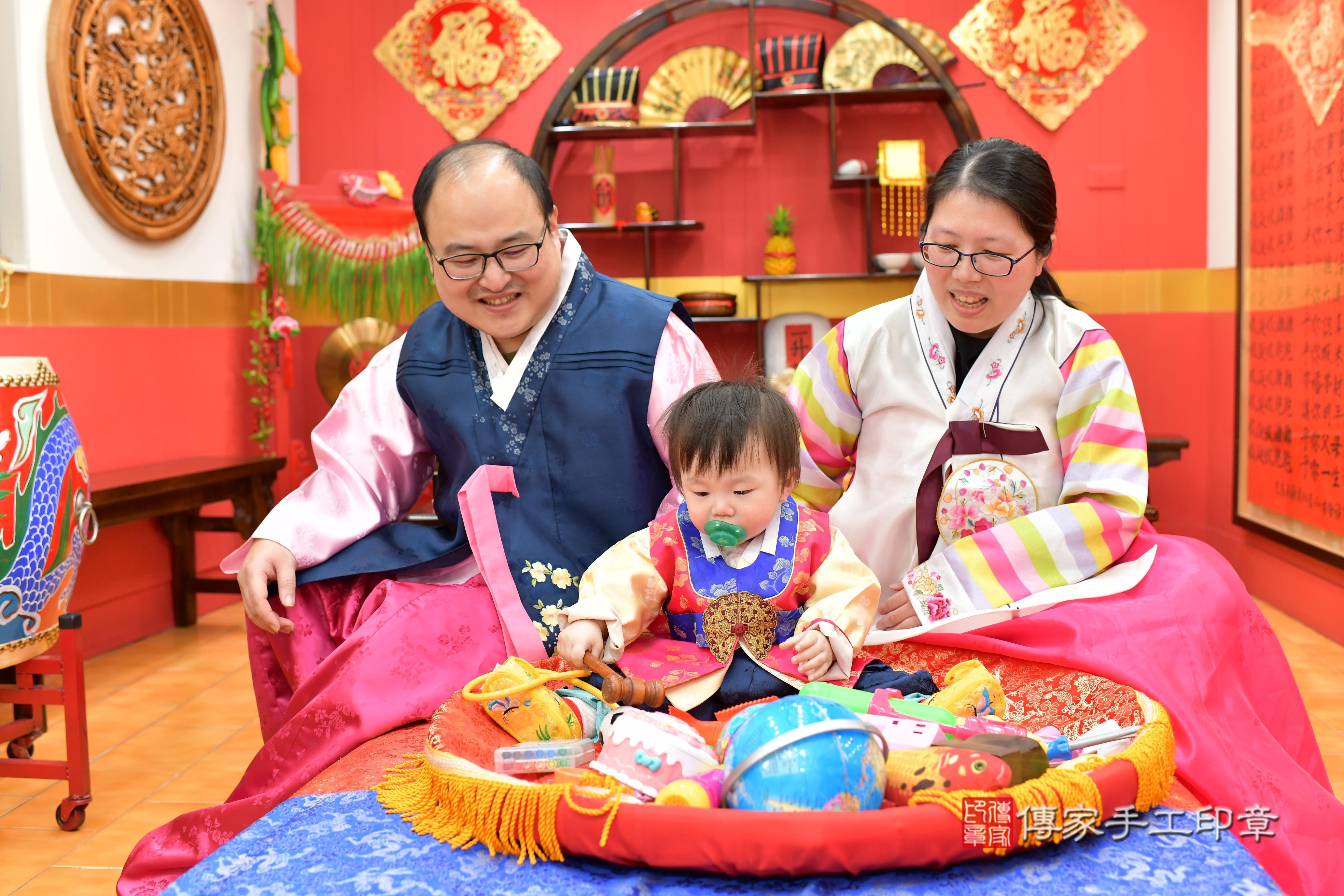 傳家手工印章桃園店、抓周、度脺、中國風會場、傳家嬰兒古禮、吉祥話、抓周道具物品24種、拍照。抓周證書。寶寶抓周、滿周歲、生日快樂、祝福