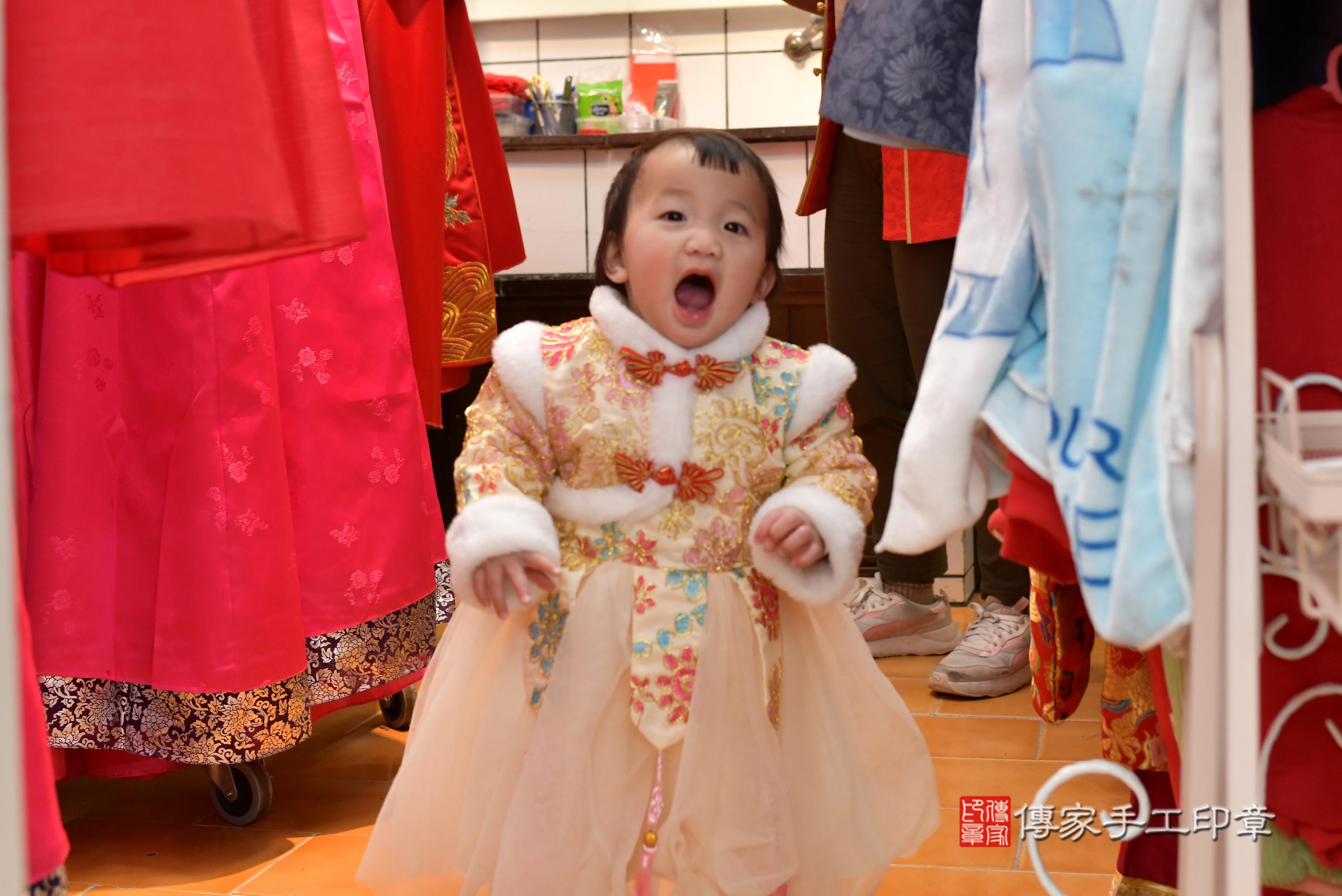 傳家手工印章桃園店、抓周、度脺、中國風會場、傳家嬰兒古禮、吉祥話、抓周道具物品24種、拍照。抓周證書。寶寶抓周、滿周歲、生日快樂、祝福