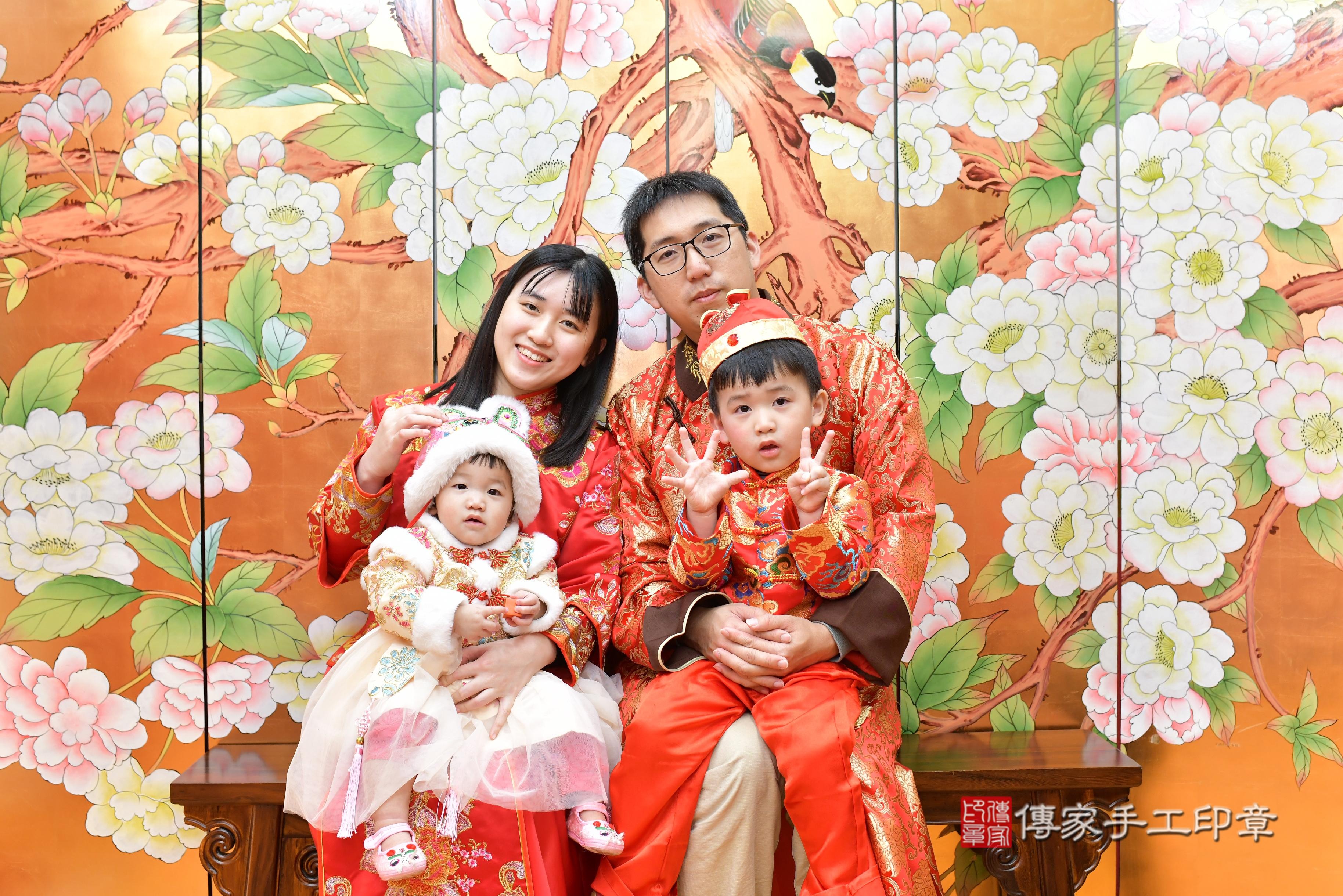 傳家手工印章桃園店、抓周、度脺、中國風會場、傳家嬰兒古禮、吉祥話、抓周道具物品24種、拍照。抓周證書。寶寶抓周、滿周歲、生日快樂、祝福
