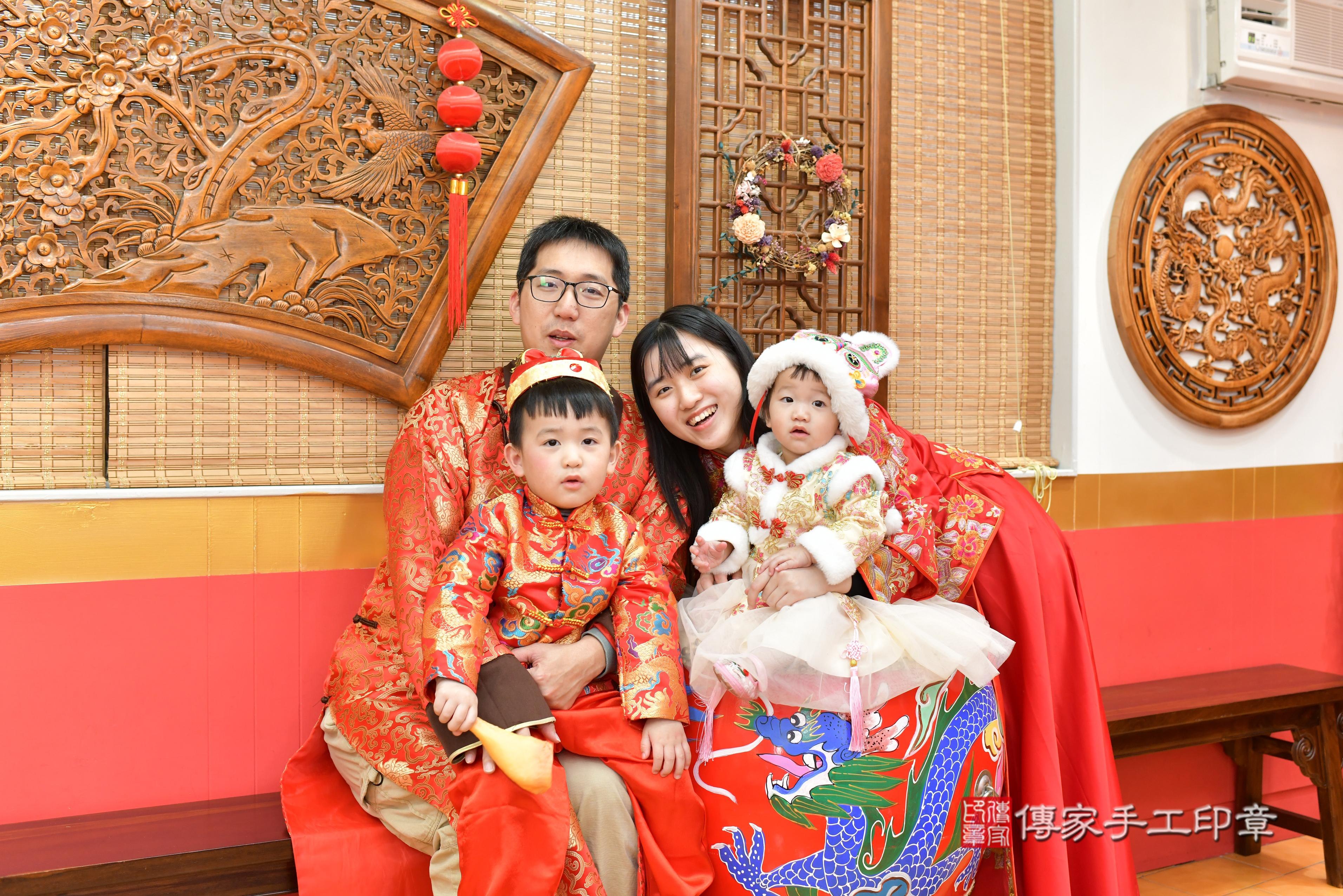 傳家手工印章桃園店、抓周、度脺、中國風會場、傳家嬰兒古禮、吉祥話、抓周道具物品24種、拍照。抓周證書。寶寶抓周、滿周歲、生日快樂、祝福