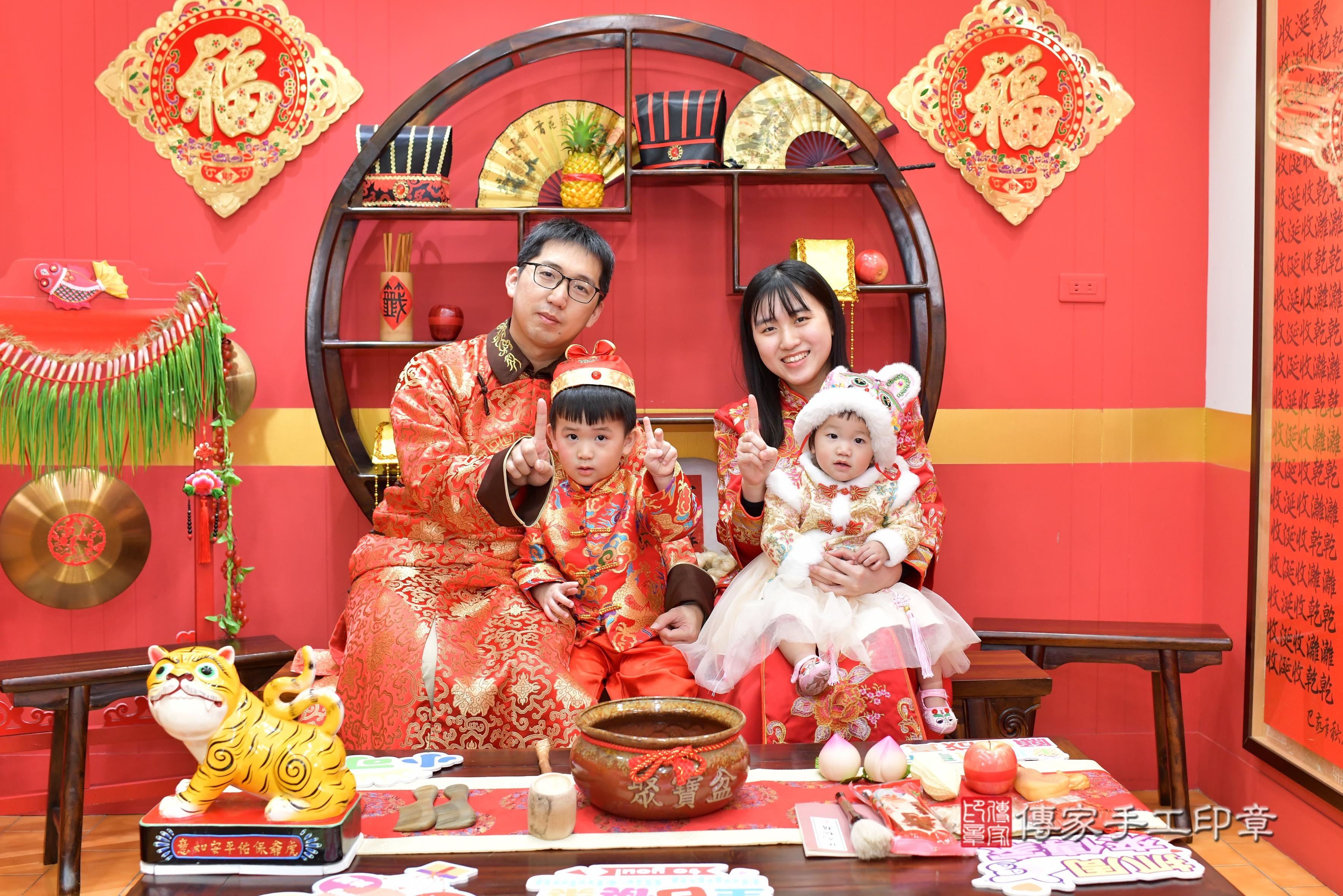 傳家手工印章桃園店、抓周、度脺、中國風會場、傳家嬰兒古禮、吉祥話、抓周道具物品24種、拍照。抓周證書。寶寶抓周、滿周歲、生日快樂、祝福