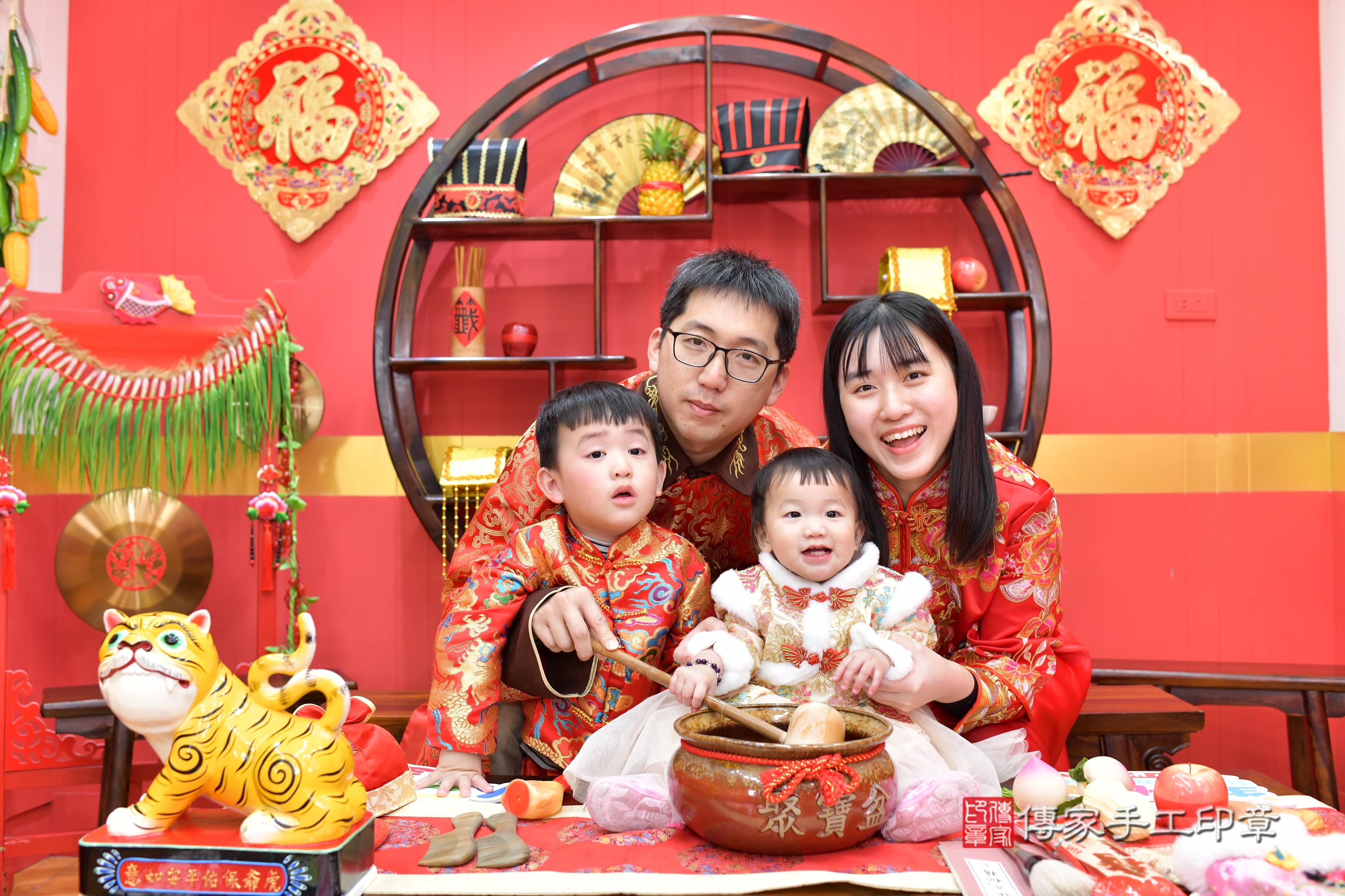 傳家手工印章桃園店、抓周、度脺、中國風會場、傳家嬰兒古禮、吉祥話、抓周道具物品24種、拍照。抓周證書。寶寶抓周、滿周歲、生日快樂、祝福