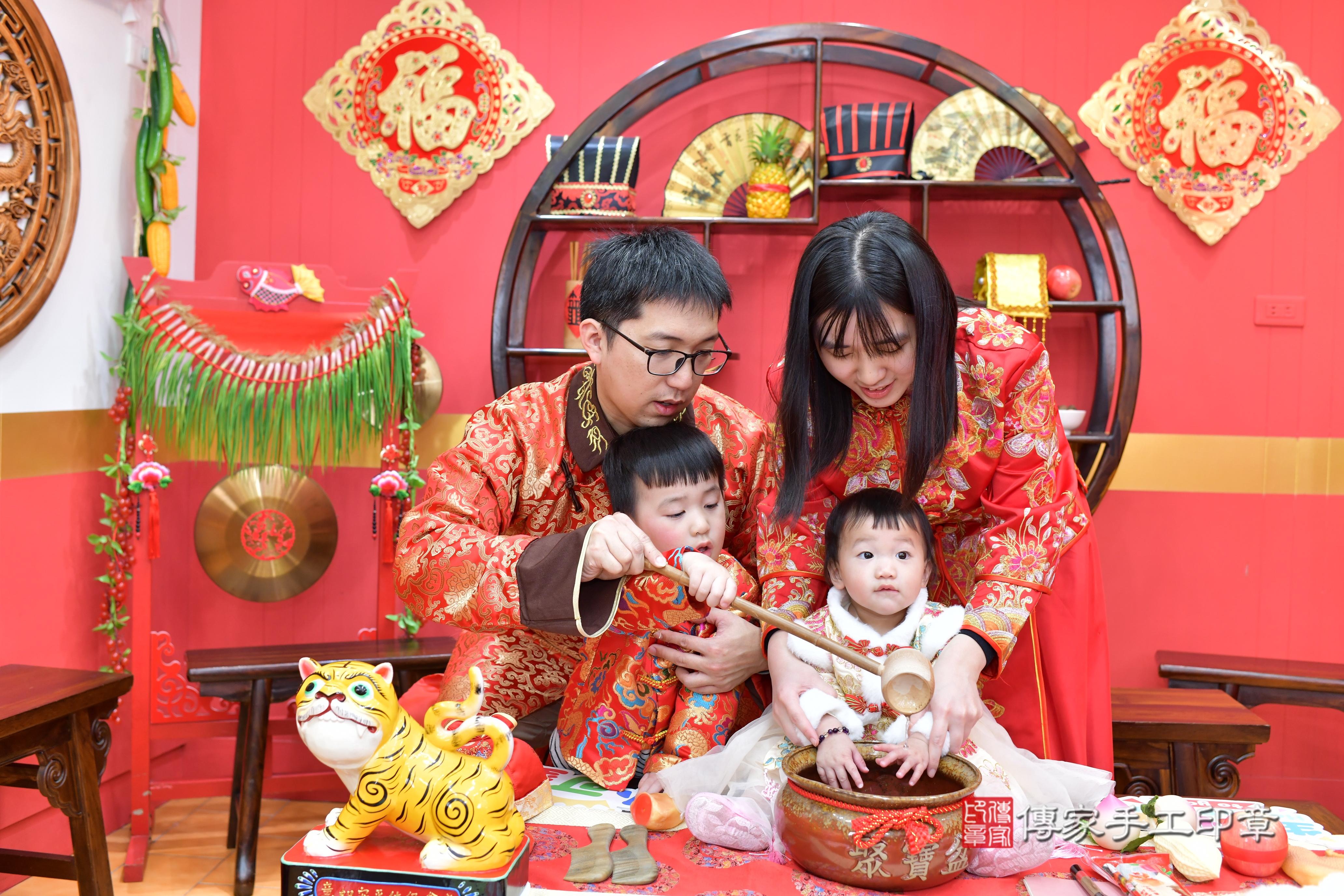 傳家手工印章桃園店、抓周、度脺、中國風會場、傳家嬰兒古禮、吉祥話、抓周道具物品24種、拍照。抓周證書。寶寶抓周、滿周歲、生日快樂、祝福