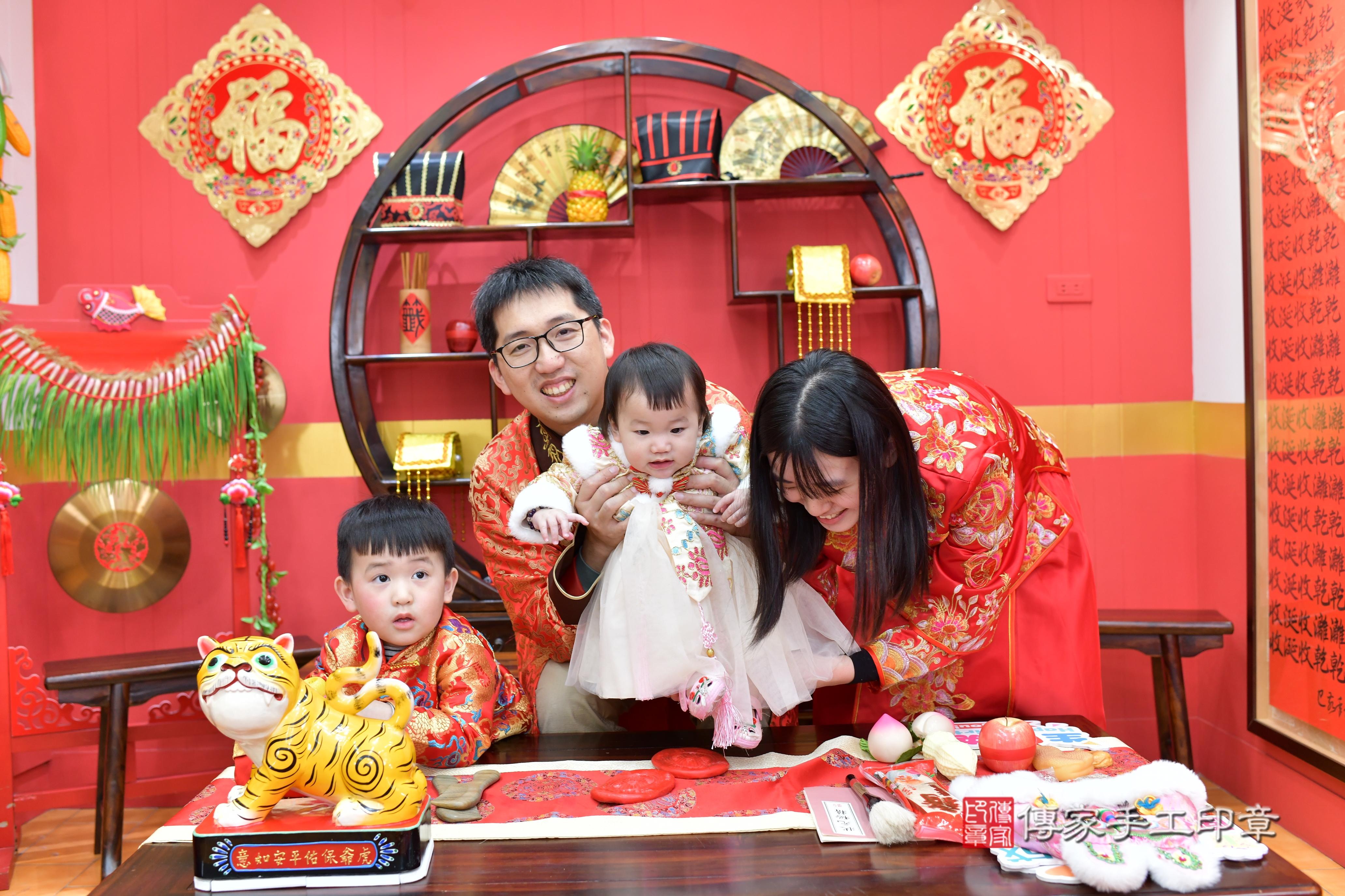 傳家手工印章桃園店、抓周、度脺、中國風會場、傳家嬰兒古禮、吉祥話、抓周道具物品24種、拍照。抓周證書。寶寶抓周、滿周歲、生日快樂、祝福