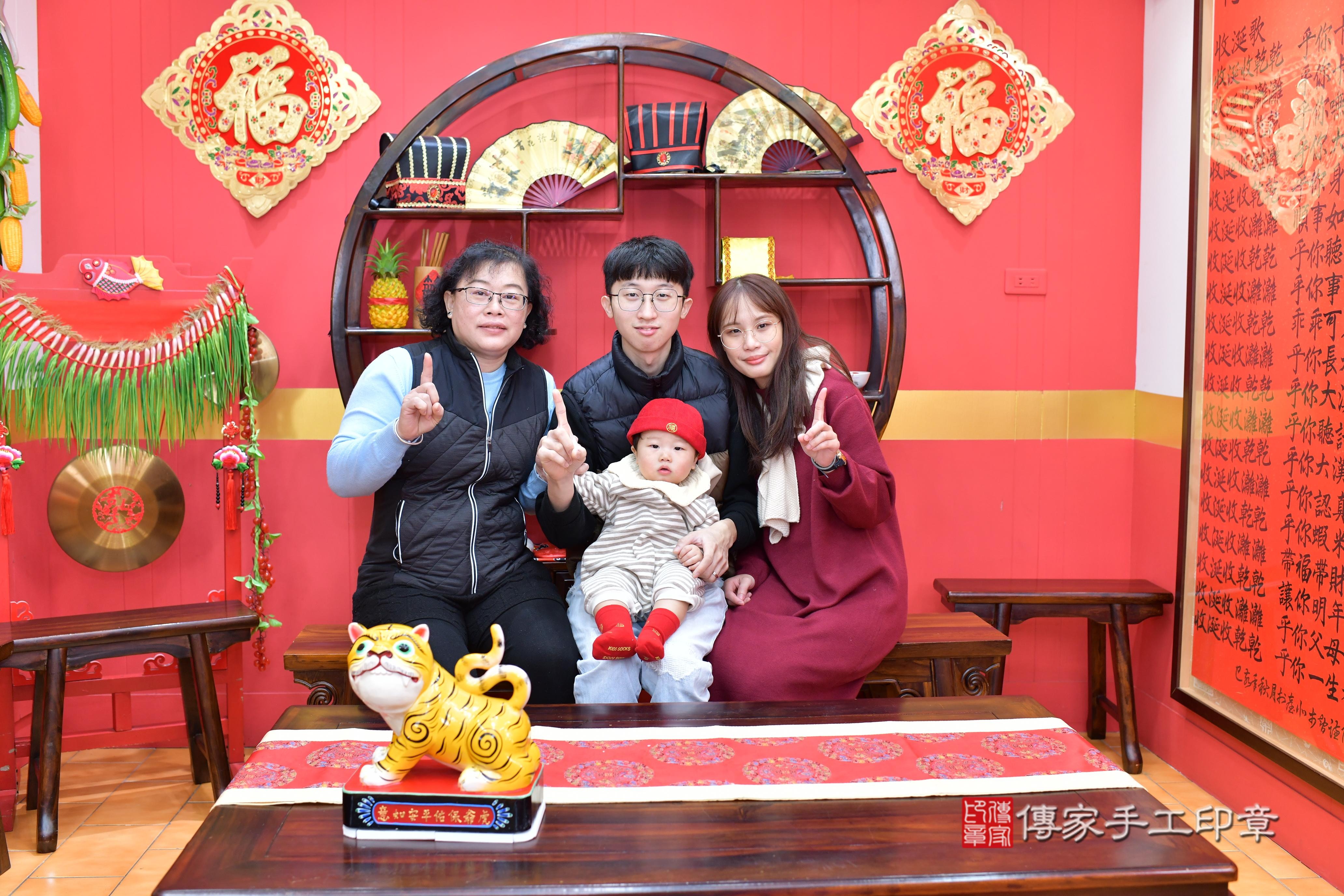 傳家手工印章桃園店、抓周、度脺、中國風會場、傳家嬰兒古禮、吉祥話、抓周道具物品24種、拍照。抓周證書。寶寶抓周、滿周歲、生日快樂、祝福