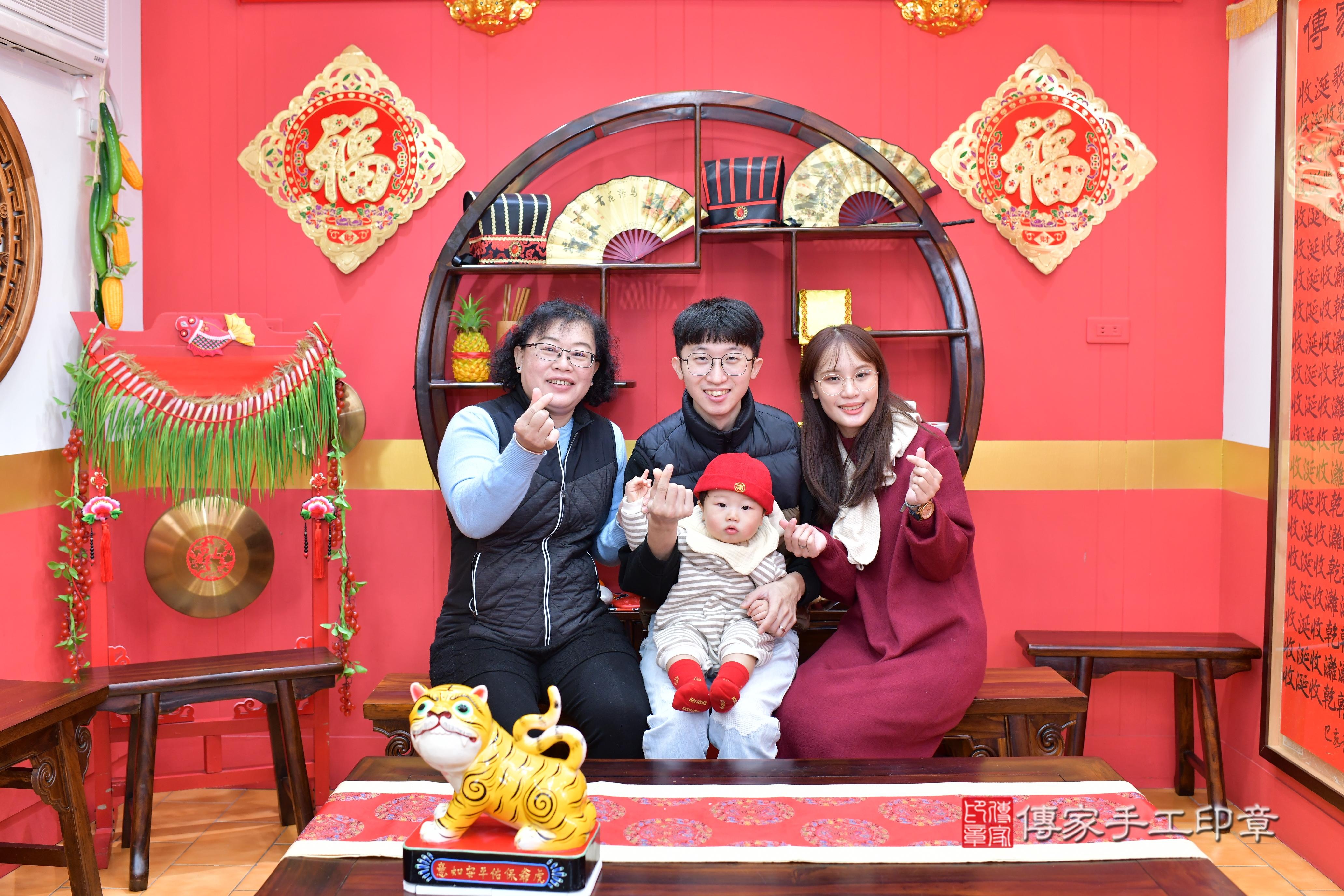 傳家手工印章桃園店、抓周、度脺、中國風會場、傳家嬰兒古禮、吉祥話、抓周道具物品24種、拍照。抓周證書。寶寶抓周、滿周歲、生日快樂、祝福