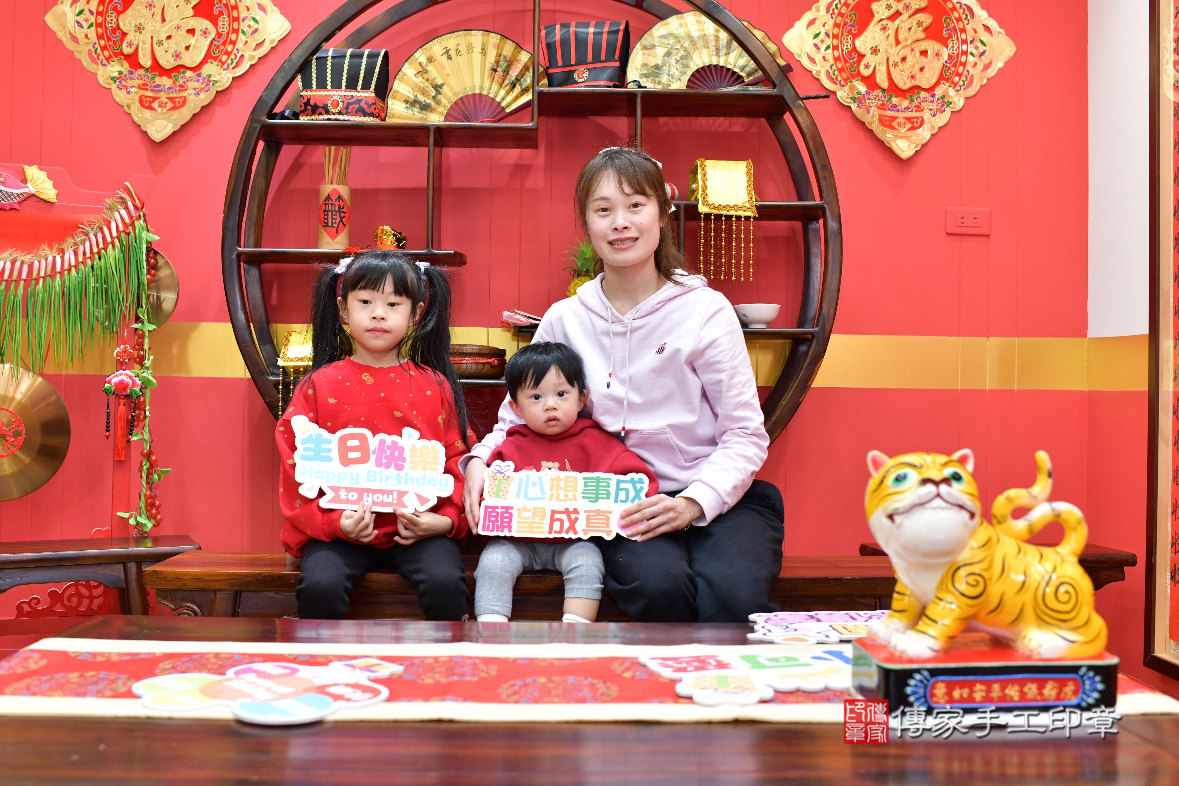 傳家手工印章桃園店、抓周、度脺、中國風會場、傳家嬰兒古禮、吉祥話、抓周道具物品24種、拍照。抓周證書。寶寶抓周、滿周歲、生日快樂、祝福