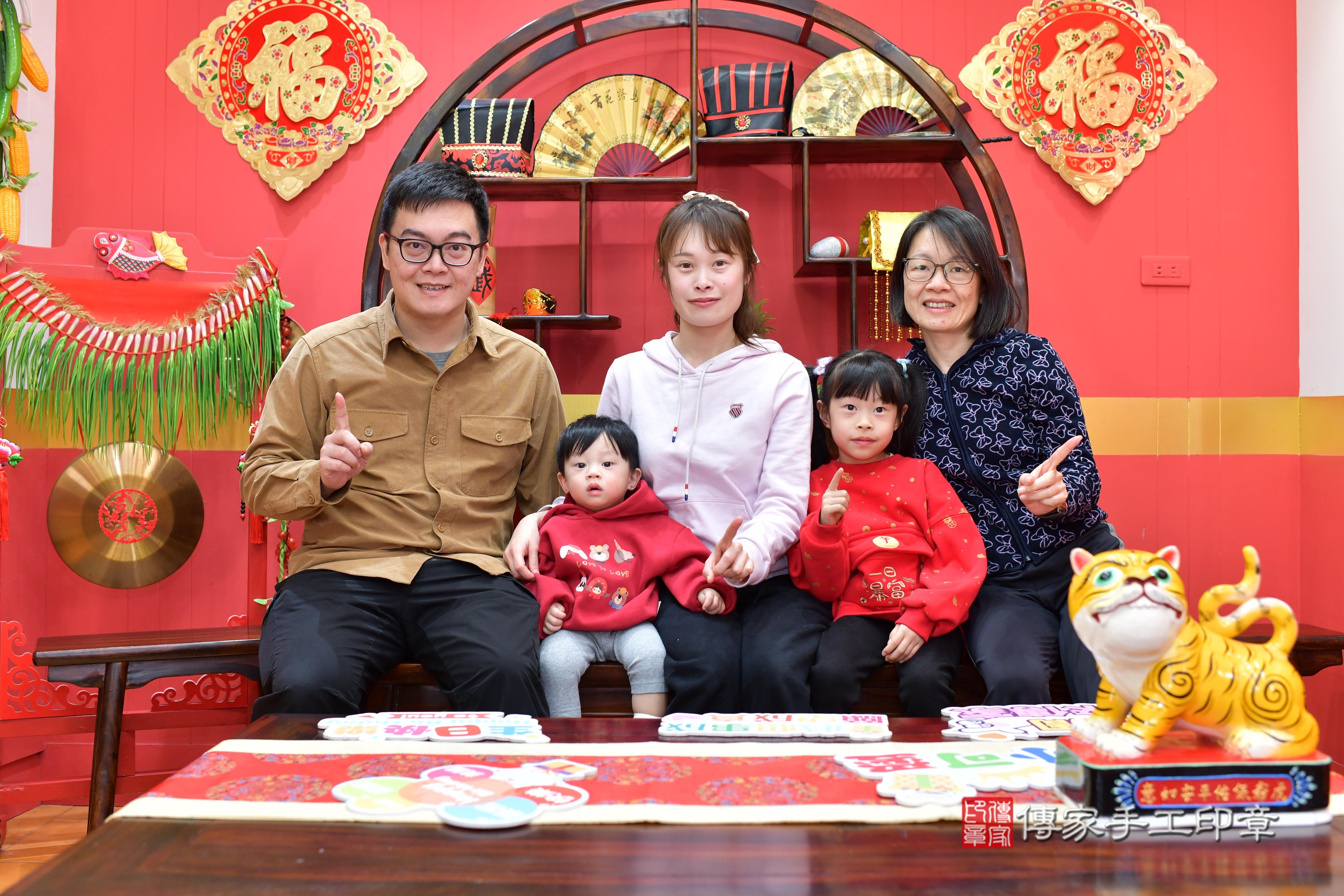 傳家手工印章桃園店、抓周、度脺、中國風會場、傳家嬰兒古禮、吉祥話、抓周道具物品24種、拍照。抓周證書。寶寶抓周、滿周歲、生日快樂、祝福