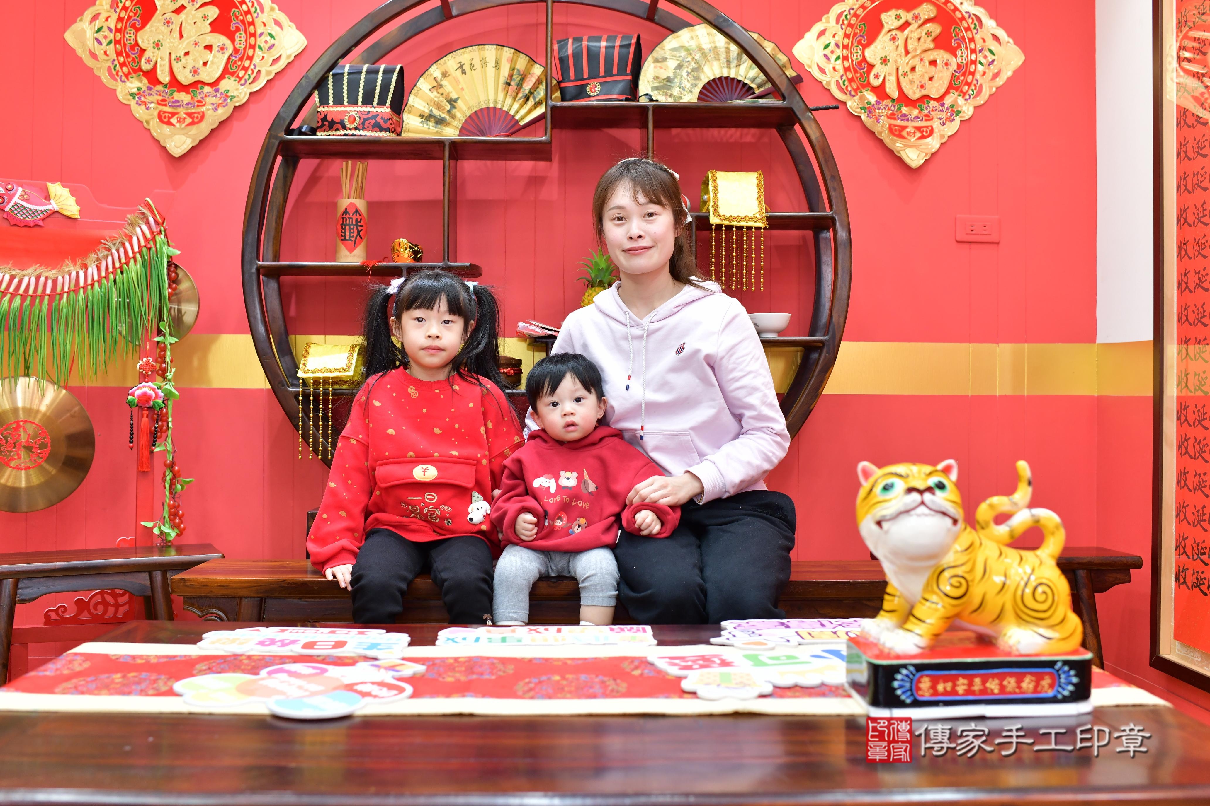 傳家手工印章桃園店、抓周、度脺、中國風會場、傳家嬰兒古禮、吉祥話、抓周道具物品24種、拍照。抓周證書。寶寶抓周、滿周歲、生日快樂、祝福