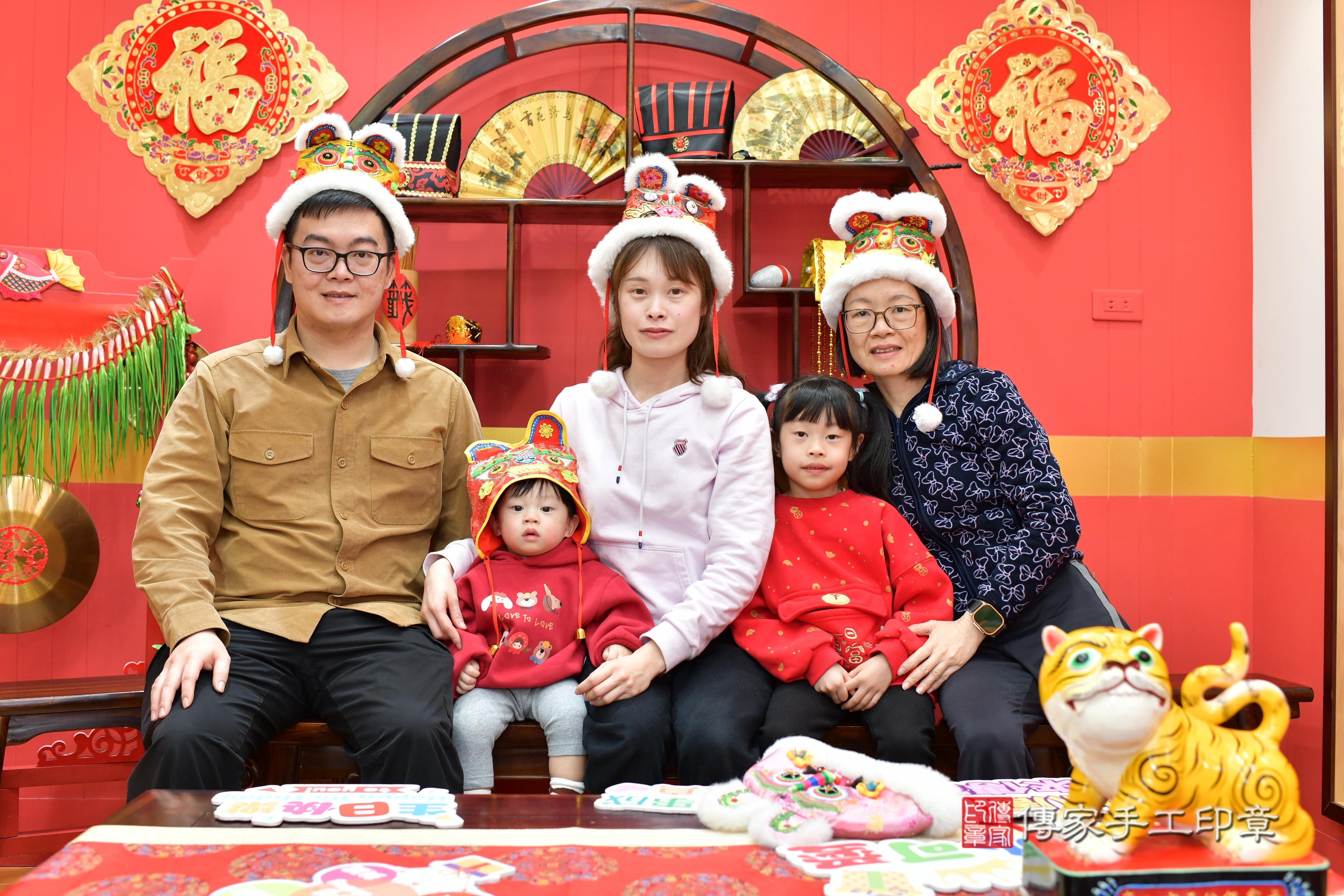 傳家手工印章桃園店、抓周、度脺、中國風會場、傳家嬰兒古禮、吉祥話、抓周道具物品24種、拍照。抓周證書。寶寶抓周、滿周歲、生日快樂、祝福