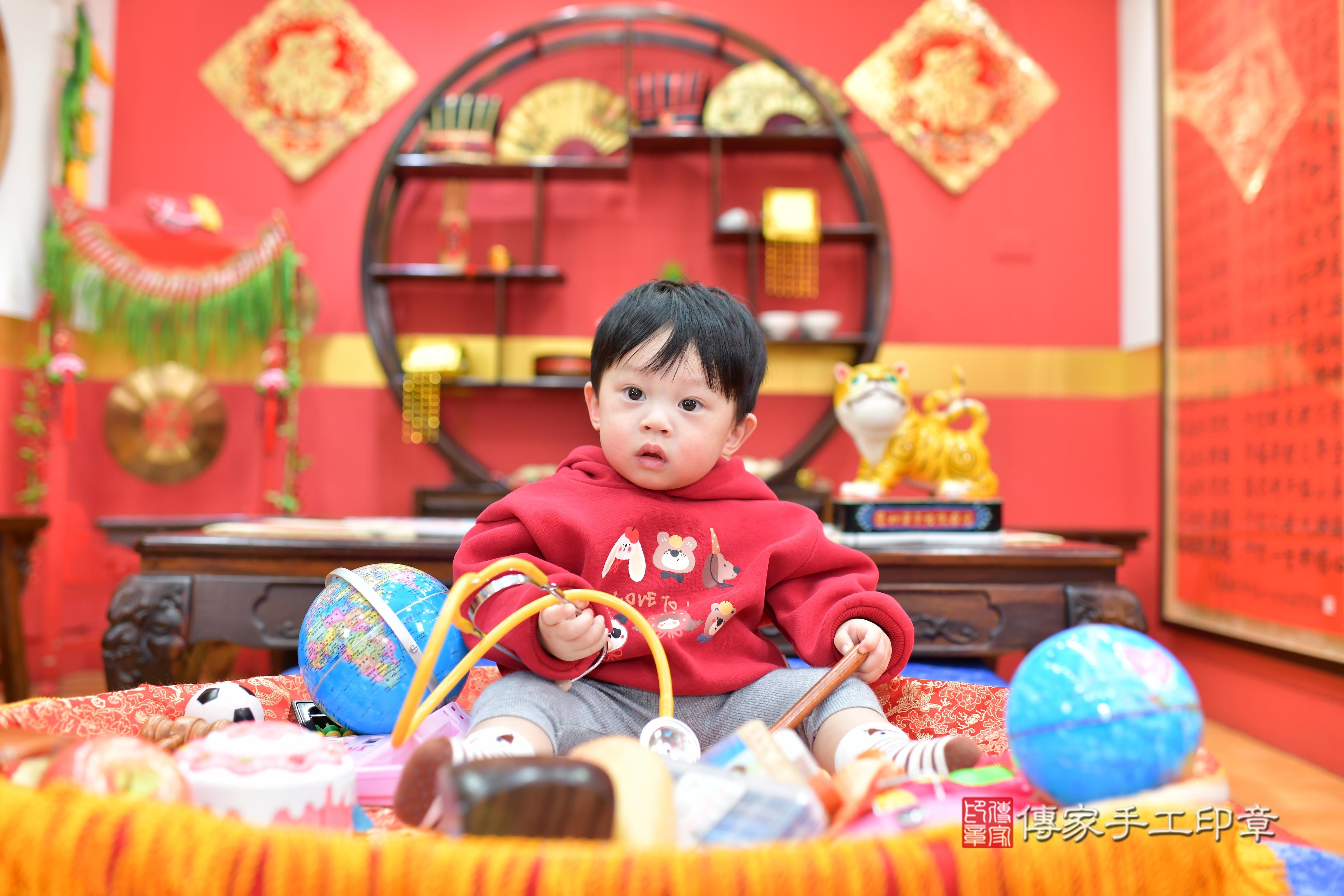 傳家手工印章桃園店、抓周、度脺、中國風會場、傳家嬰兒古禮、吉祥話、抓周道具物品24種、拍照。抓周證書。寶寶抓周、滿周歲、生日快樂、祝福