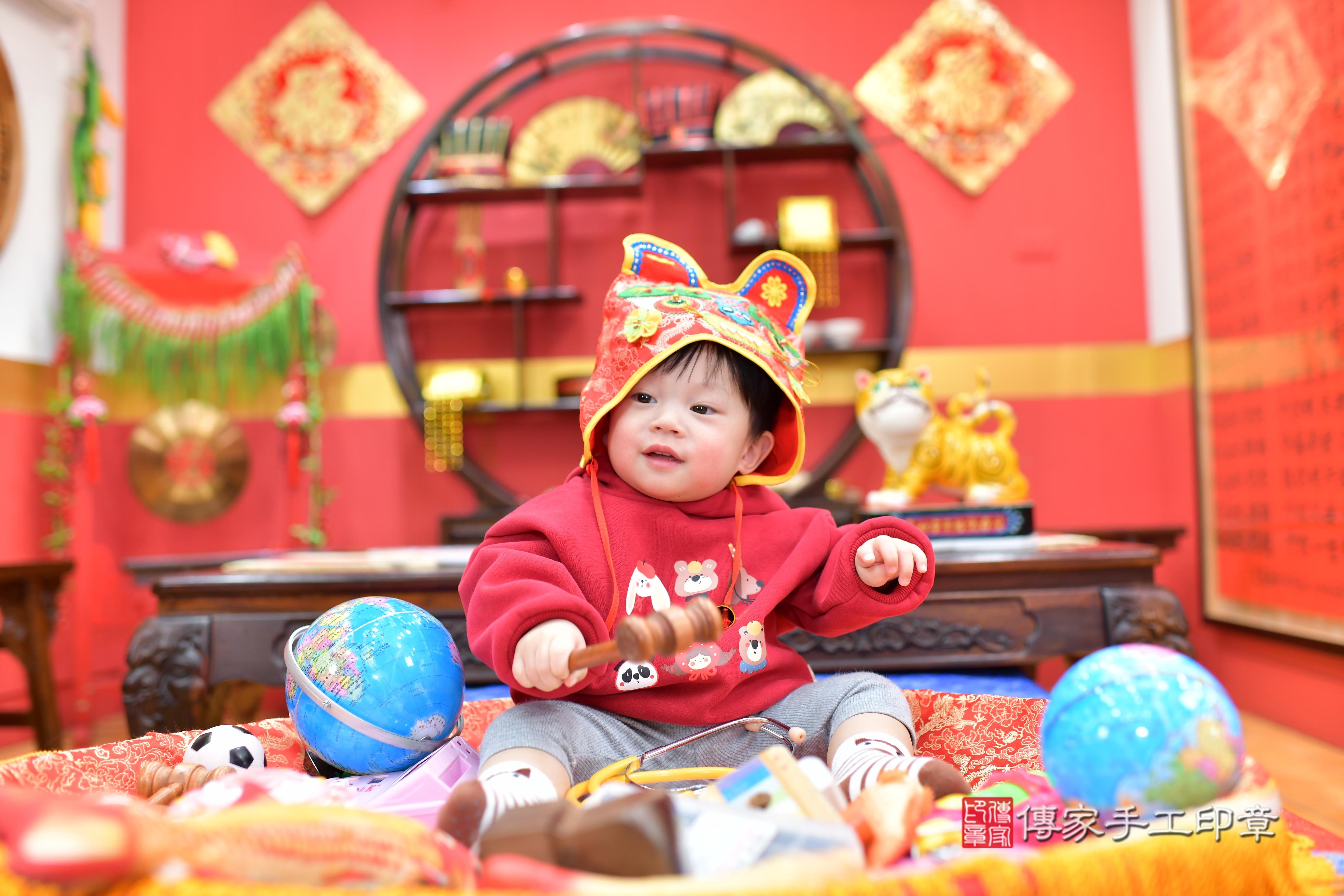 傳家手工印章桃園店、抓周、度脺、中國風會場、傳家嬰兒古禮、吉祥話、抓周道具物品24種、拍照。抓周證書。寶寶抓周、滿周歲、生日快樂、祝福