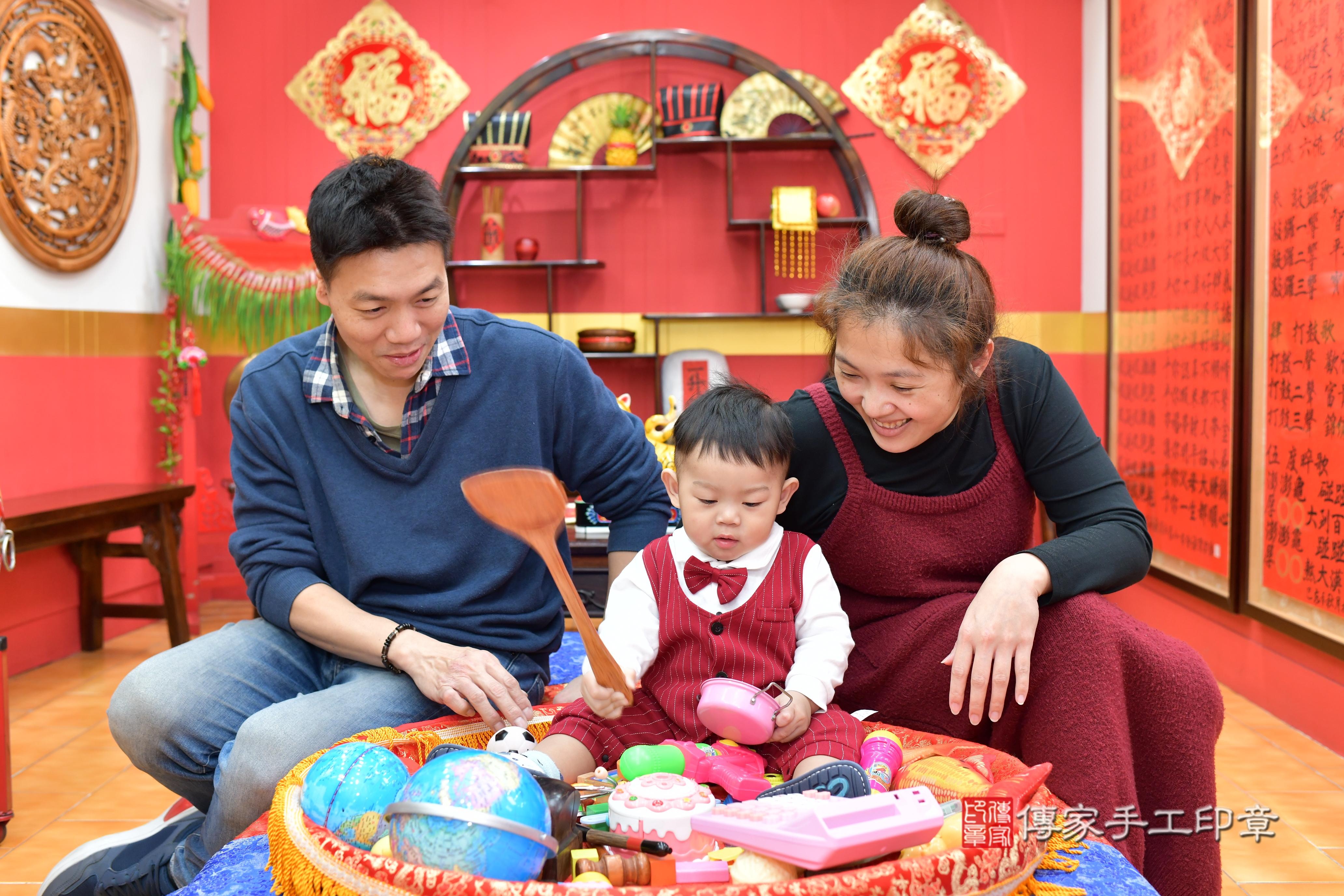 傳家手工印章桃園店、抓周、度脺、中國風會場、傳家嬰兒古禮、吉祥話、抓周道具物品24種、拍照。抓周證書。寶寶抓周、滿周歲、生日快樂、祝福