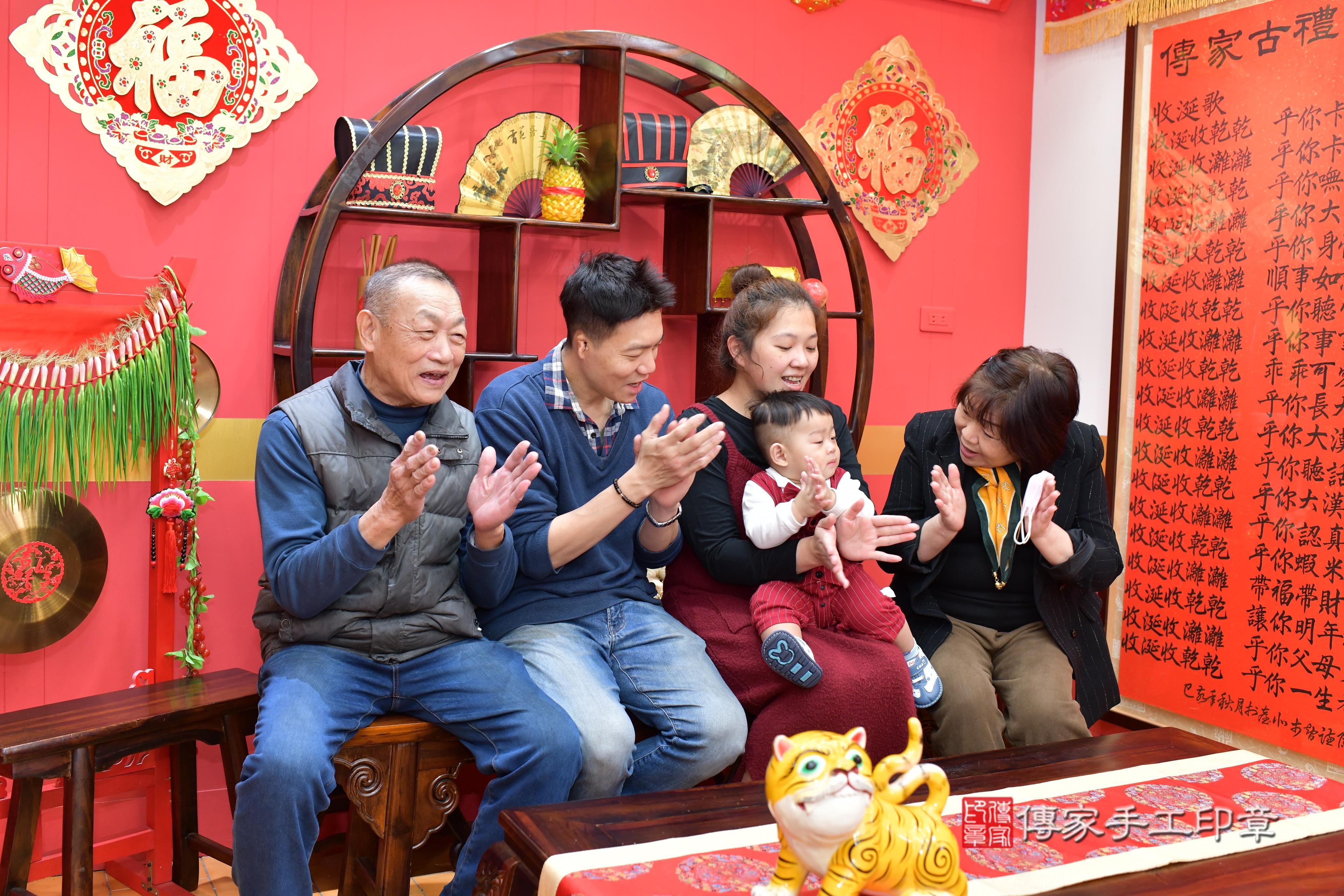 傳家手工印章桃園店、抓周、度脺、中國風會場、傳家嬰兒古禮、吉祥話、抓周道具物品24種、拍照。抓周證書。寶寶抓周、滿周歲、生日快樂、祝福
