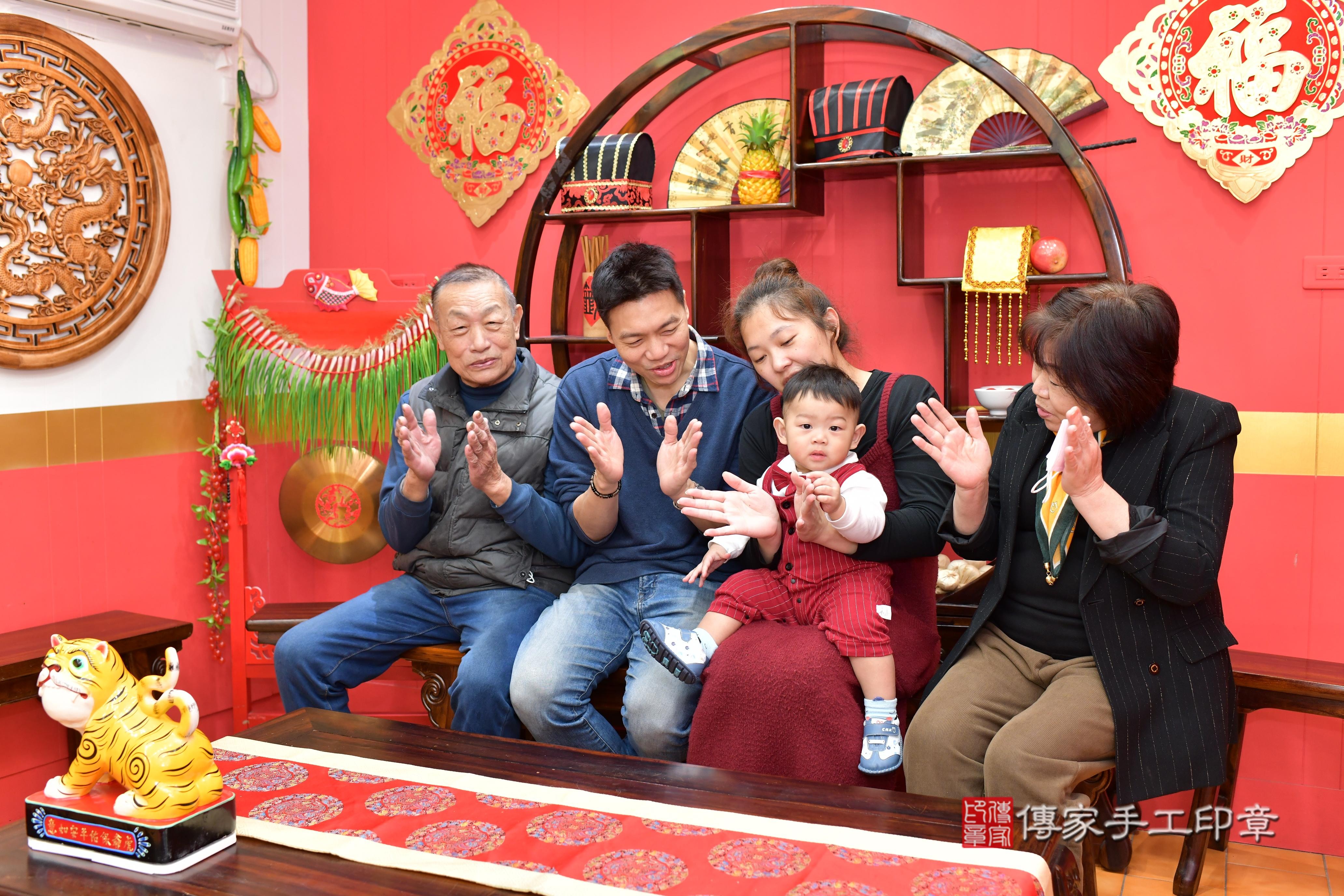 傳家手工印章桃園店、抓周、度脺、中國風會場、傳家嬰兒古禮、吉祥話、抓周道具物品24種、拍照。抓周證書。寶寶抓周、滿周歲、生日快樂、祝福