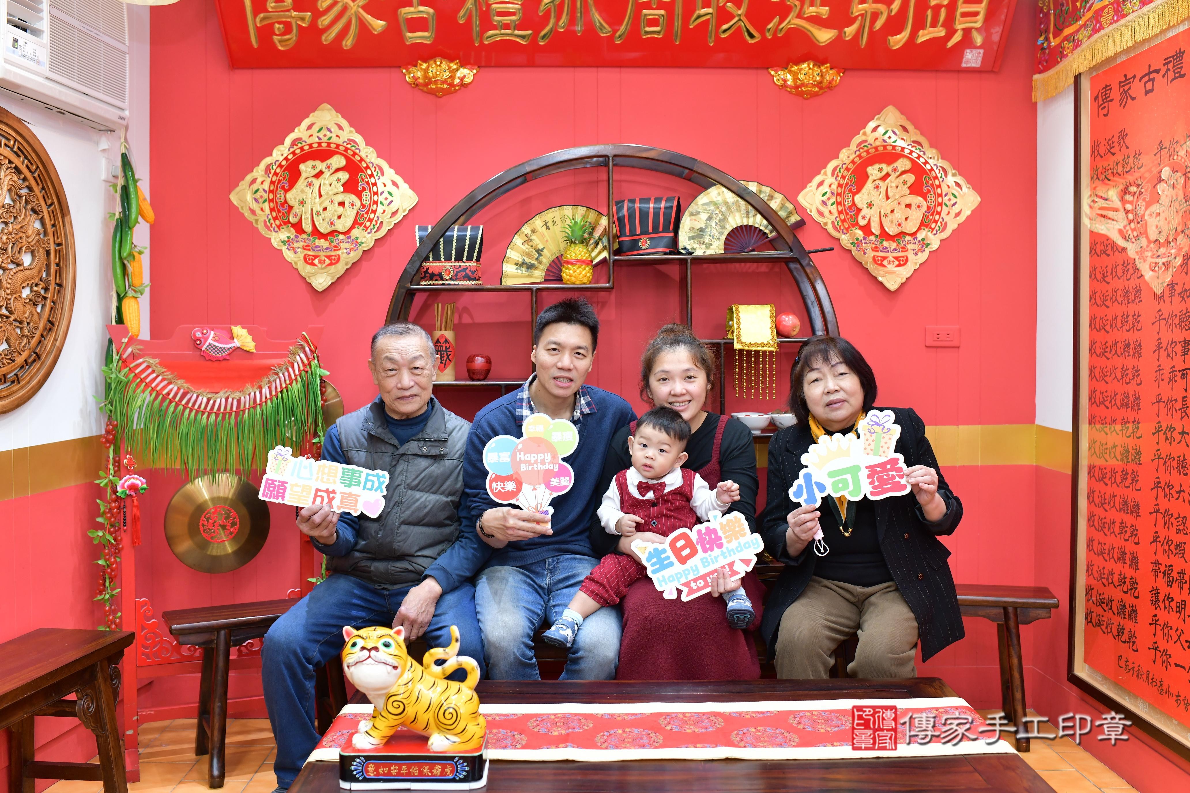 傳家手工印章桃園店、抓周、度脺、中國風會場、傳家嬰兒古禮、吉祥話、抓周道具物品24種、拍照。抓周證書。寶寶抓周、滿周歲、生日快樂、祝福