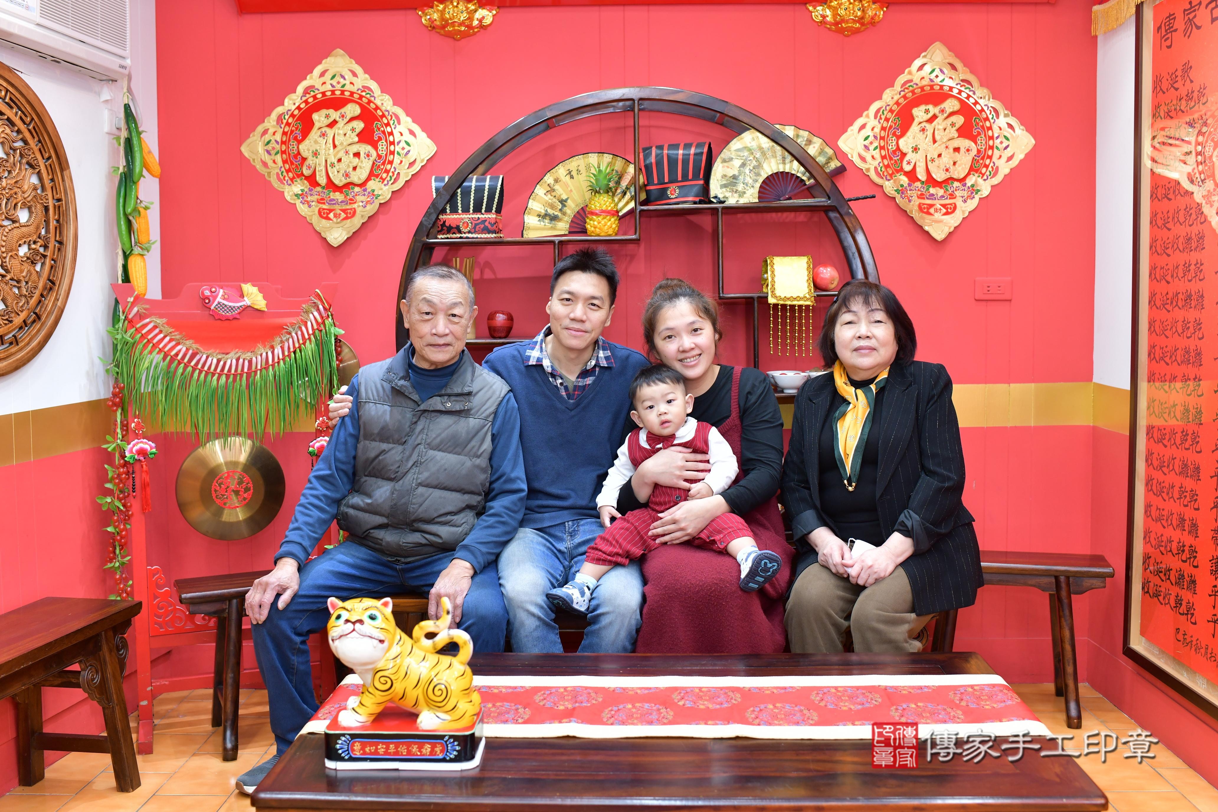 傳家手工印章桃園店、抓周、度脺、中國風會場、傳家嬰兒古禮、吉祥話、抓周道具物品24種、拍照。抓周證書。寶寶抓周、滿周歲、生日快樂、祝福