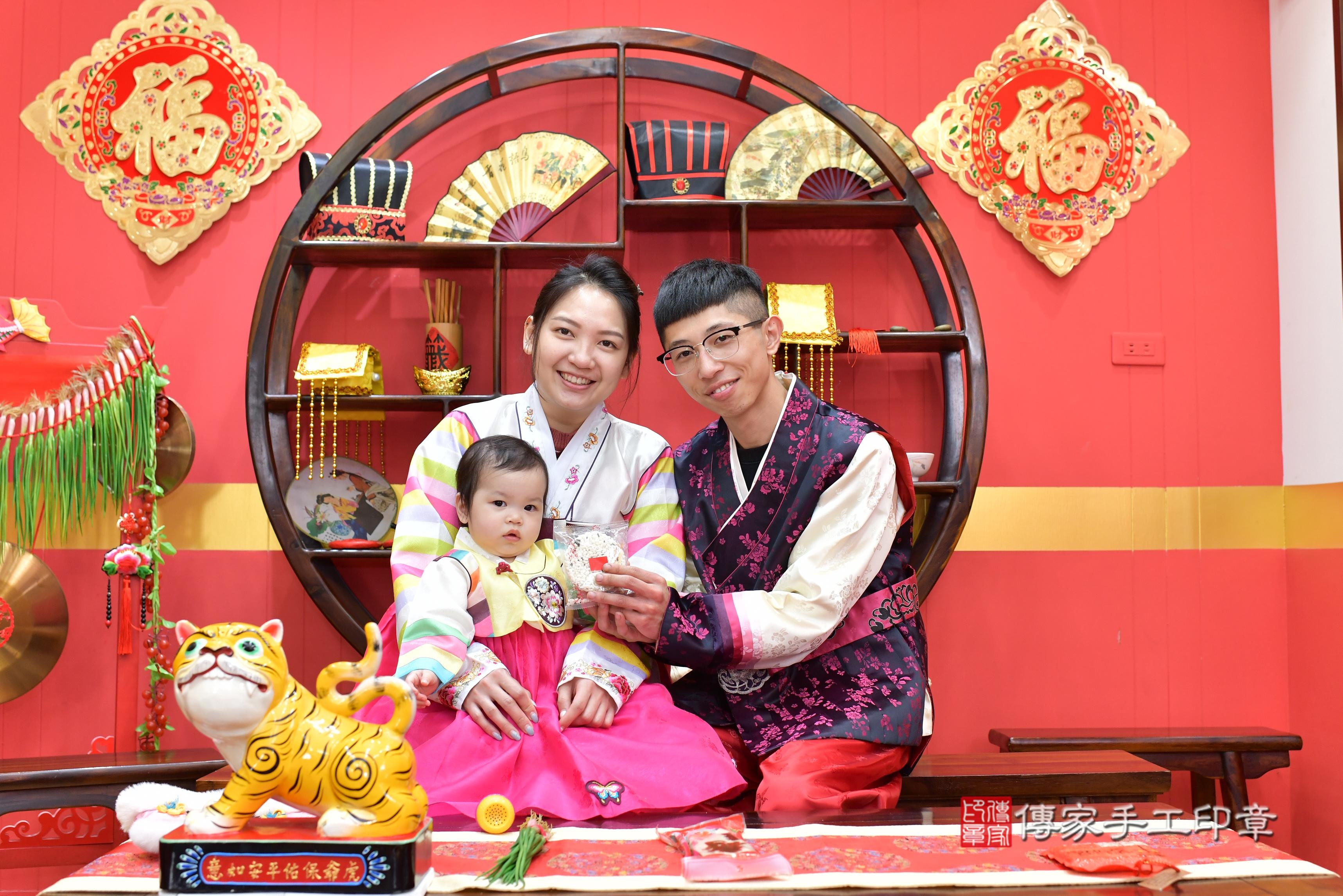 傳家手工印章桃園店、抓周、度脺、中國風會場、傳家嬰兒古禮、吉祥話、抓周道具物品24種、拍照。抓周證書。寶寶抓周、滿周歲、生日快樂、祝福