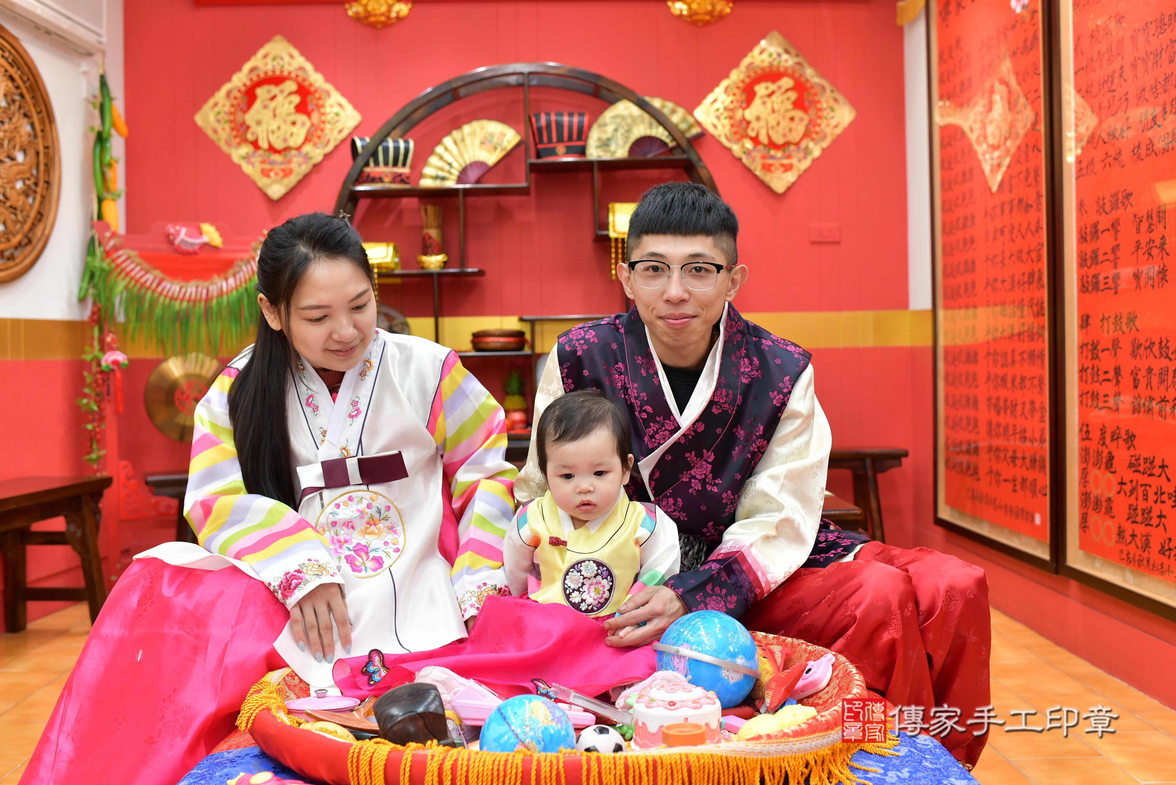 傳家手工印章桃園店、抓周、度脺、中國風會場、傳家嬰兒古禮、吉祥話、抓周道具物品24種、拍照。抓周證書。寶寶抓周、滿周歲、生日快樂、祝福