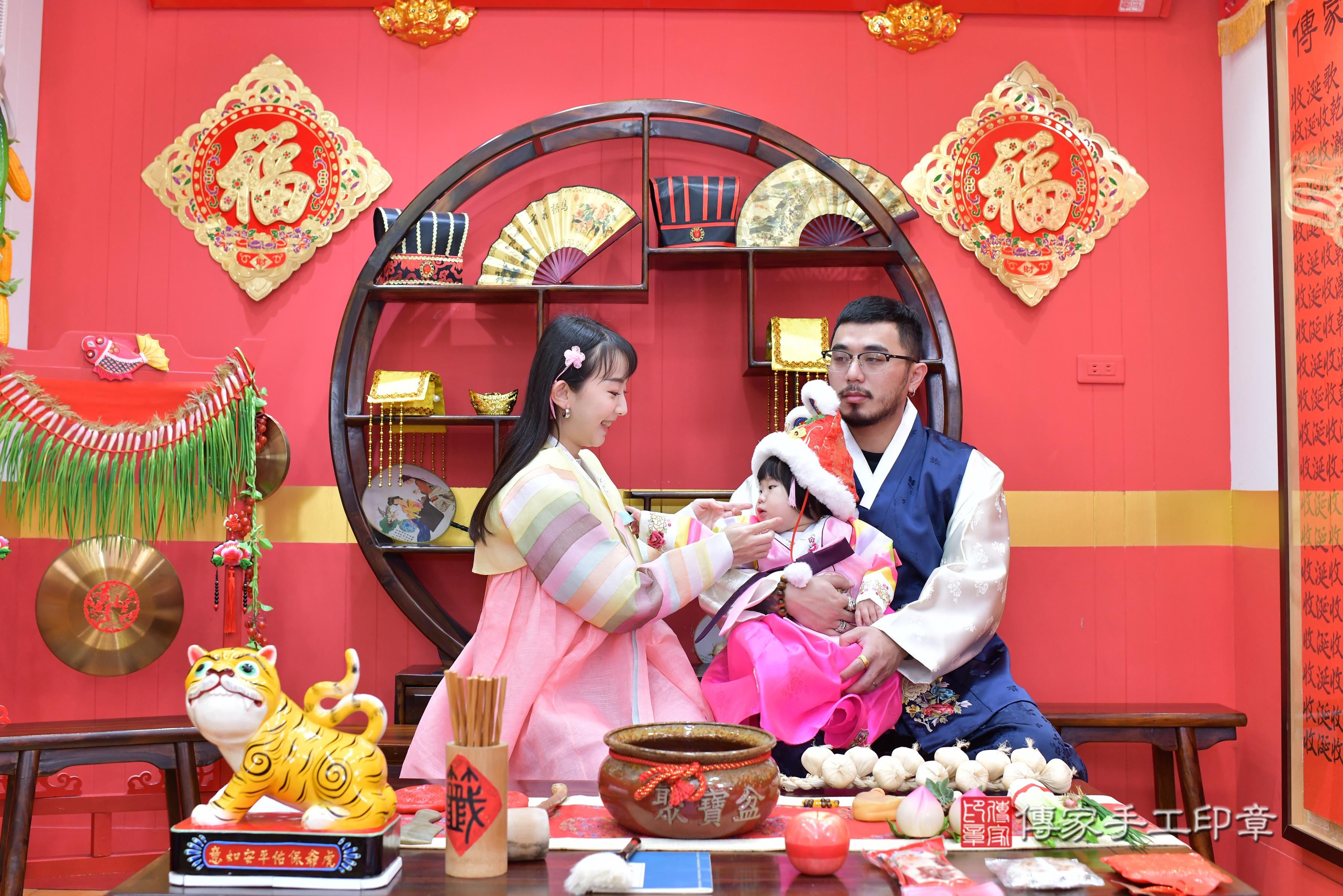 傳家手工印章桃園店、抓周、度脺、中國風會場、傳家嬰兒古禮、吉祥話、抓周道具物品24種、拍照。抓周證書。寶寶抓周、滿周歲、生日快樂、祝福