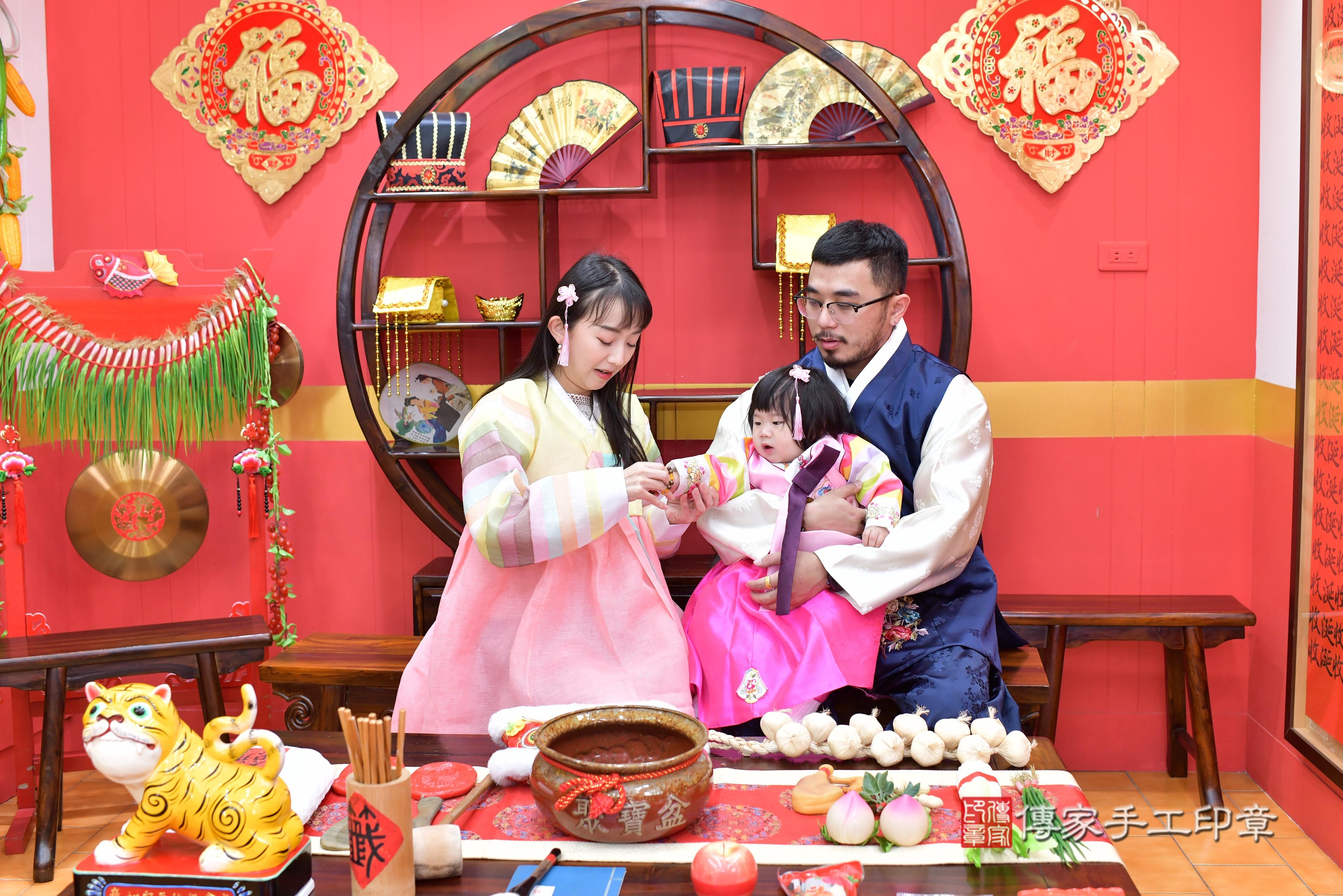 傳家手工印章桃園店、抓周、度脺、中國風會場、傳家嬰兒古禮、吉祥話、抓周道具物品24種、拍照。抓周證書。寶寶抓周、滿周歲、生日快樂、祝福
