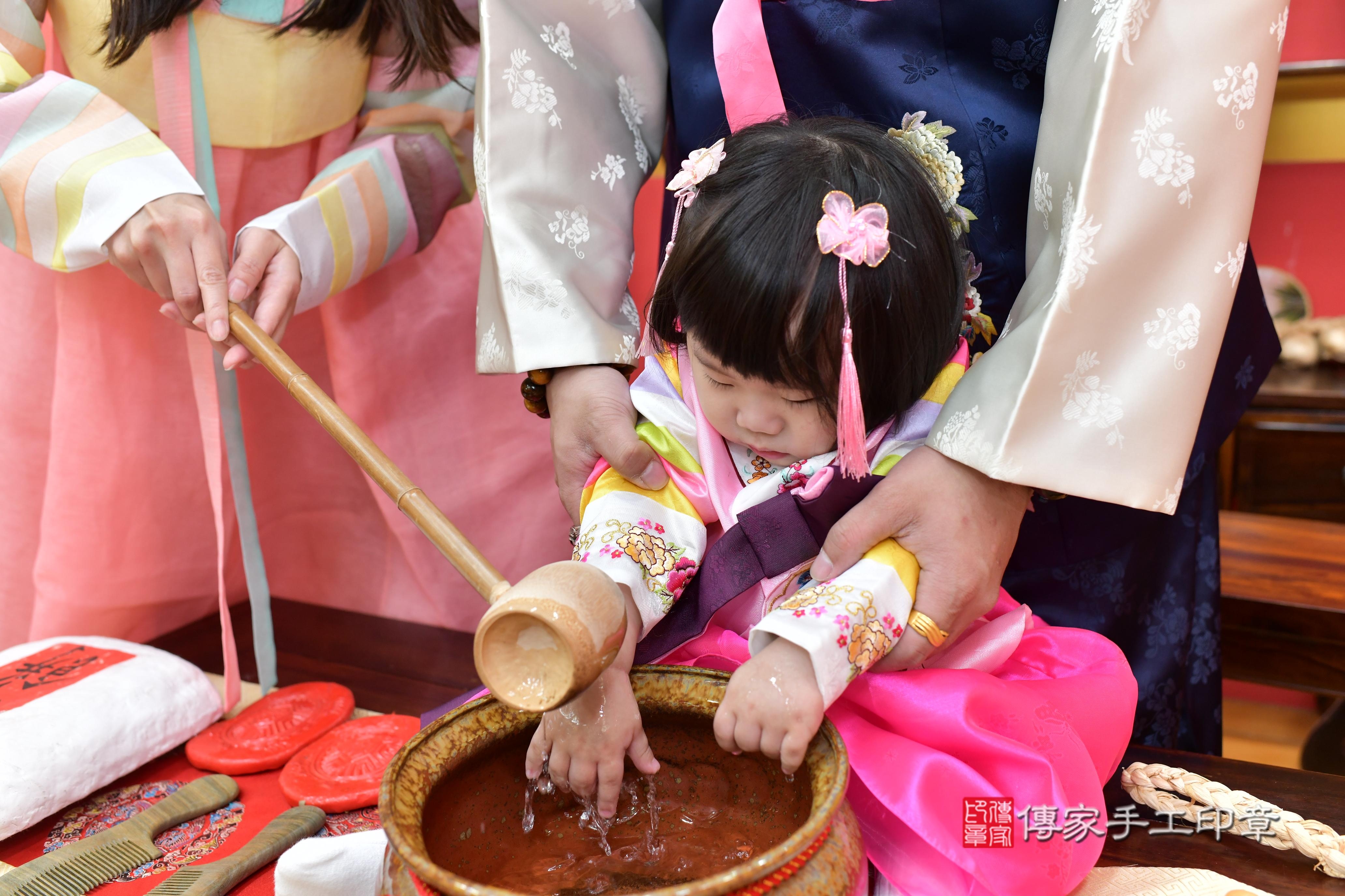 傳家手工印章桃園店、抓周、度脺、中國風會場、傳家嬰兒古禮、吉祥話、抓周道具物品24種、拍照。抓周證書。寶寶抓周、滿周歲、生日快樂、祝福