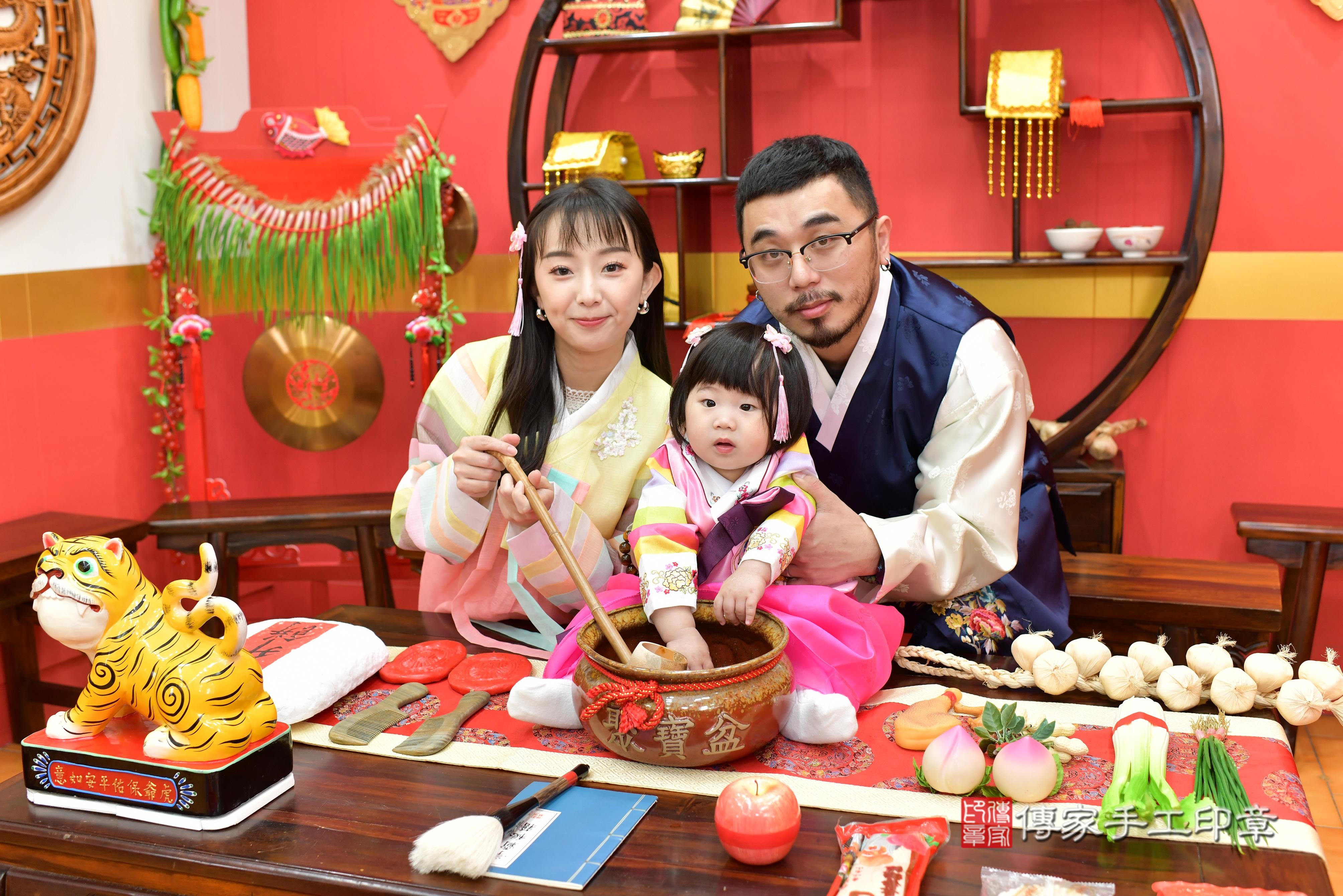 傳家手工印章桃園店、抓周、度脺、中國風會場、傳家嬰兒古禮、吉祥話、抓周道具物品24種、拍照。抓周證書。寶寶抓周、滿周歲、生日快樂、祝福