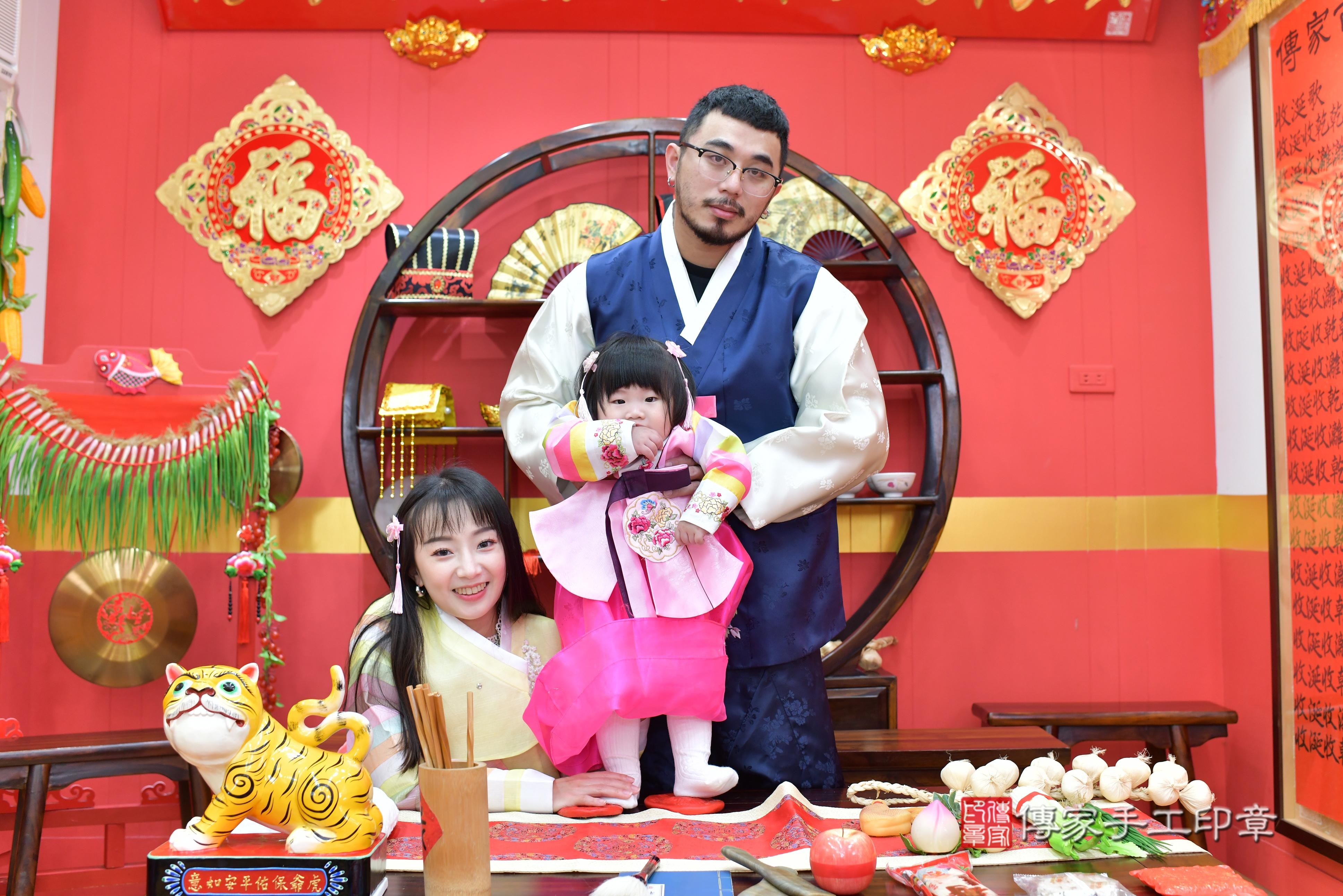 傳家手工印章桃園店、抓周、度脺、中國風會場、傳家嬰兒古禮、吉祥話、抓周道具物品24種、拍照。抓周證書。寶寶抓周、滿周歲、生日快樂、祝福