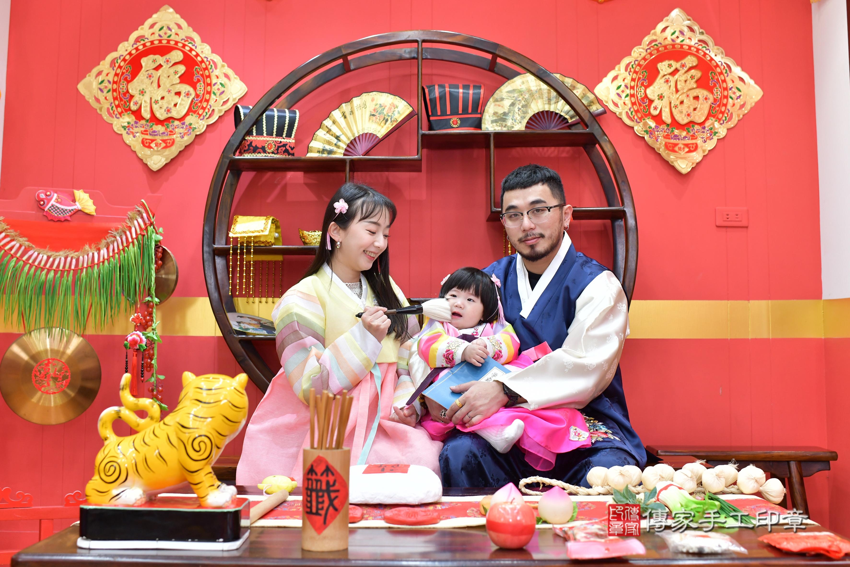 傳家手工印章桃園店、抓周、度脺、中國風會場、傳家嬰兒古禮、吉祥話、抓周道具物品24種、拍照。抓周證書。寶寶抓周、滿周歲、生日快樂、祝福