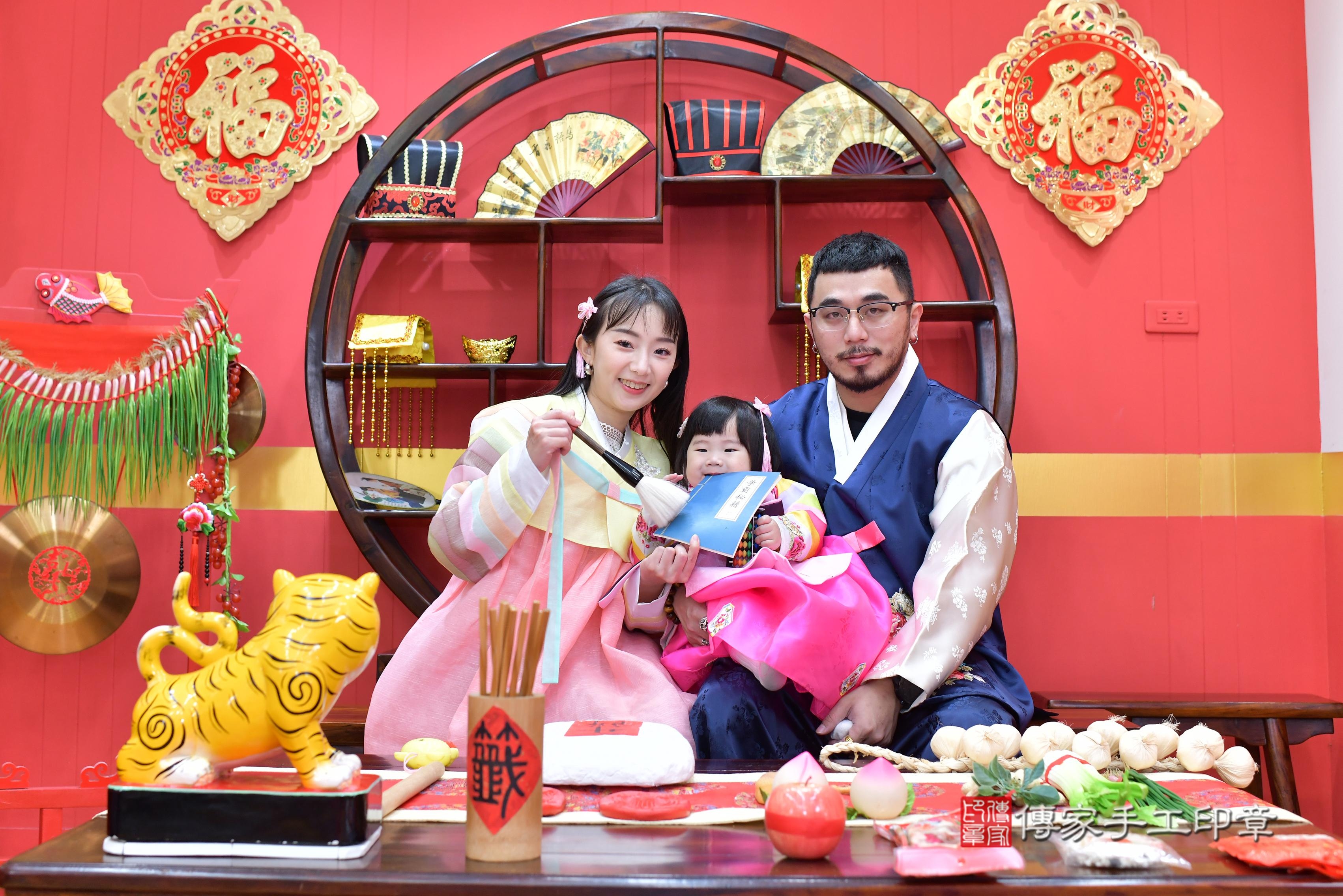 傳家手工印章桃園店、抓周、度脺、中國風會場、傳家嬰兒古禮、吉祥話、抓周道具物品24種、拍照。抓周證書。寶寶抓周、滿周歲、生日快樂、祝福
