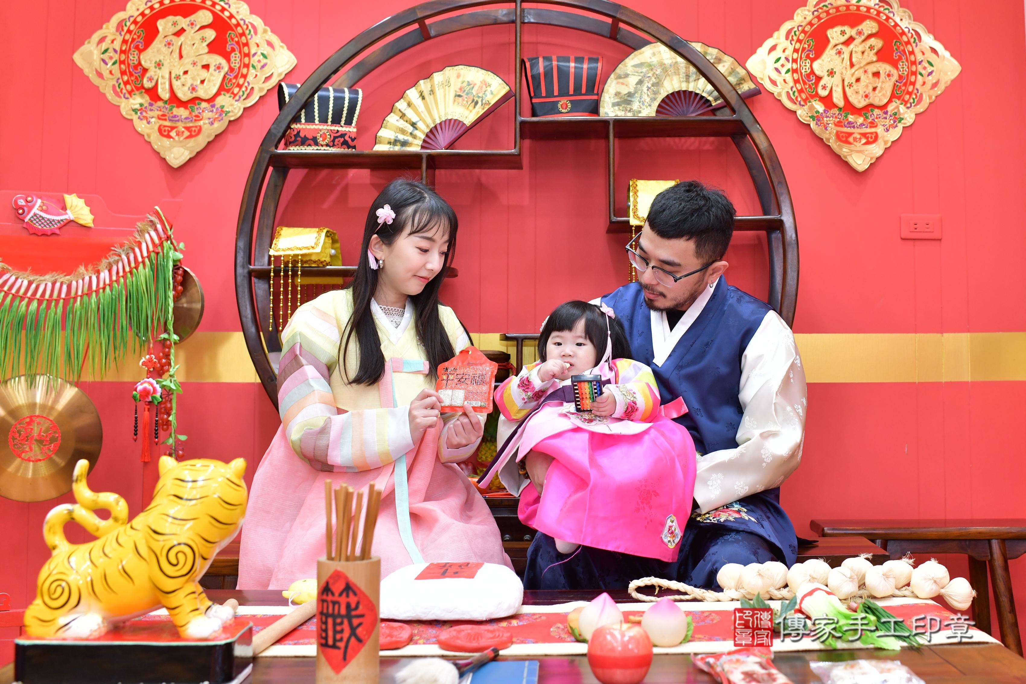 傳家手工印章桃園店、抓周、度脺、中國風會場、傳家嬰兒古禮、吉祥話、抓周道具物品24種、拍照。抓周證書。寶寶抓周、滿周歲、生日快樂、祝福