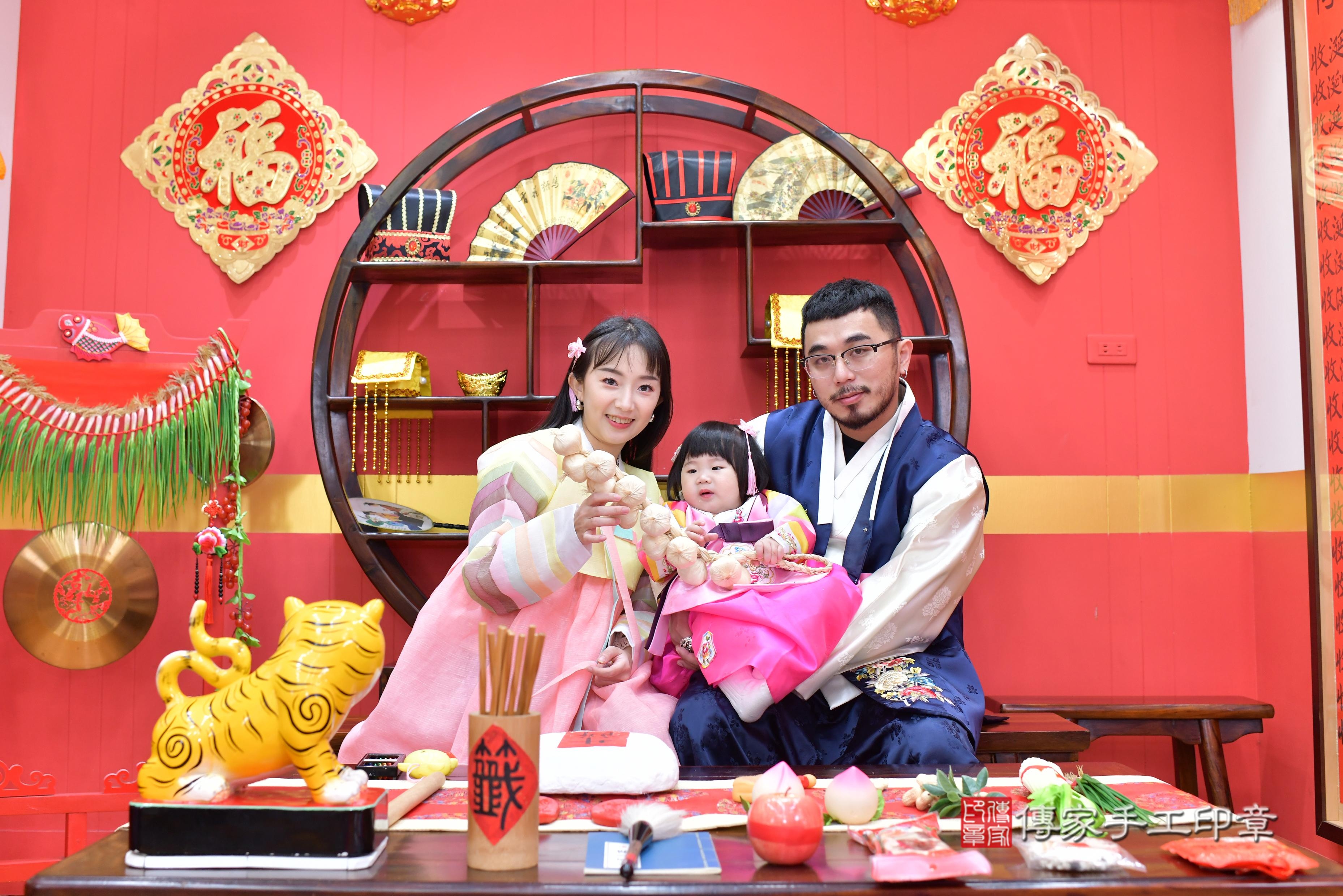 傳家手工印章桃園店、抓周、度脺、中國風會場、傳家嬰兒古禮、吉祥話、抓周道具物品24種、拍照。抓周證書。寶寶抓周、滿周歲、生日快樂、祝福