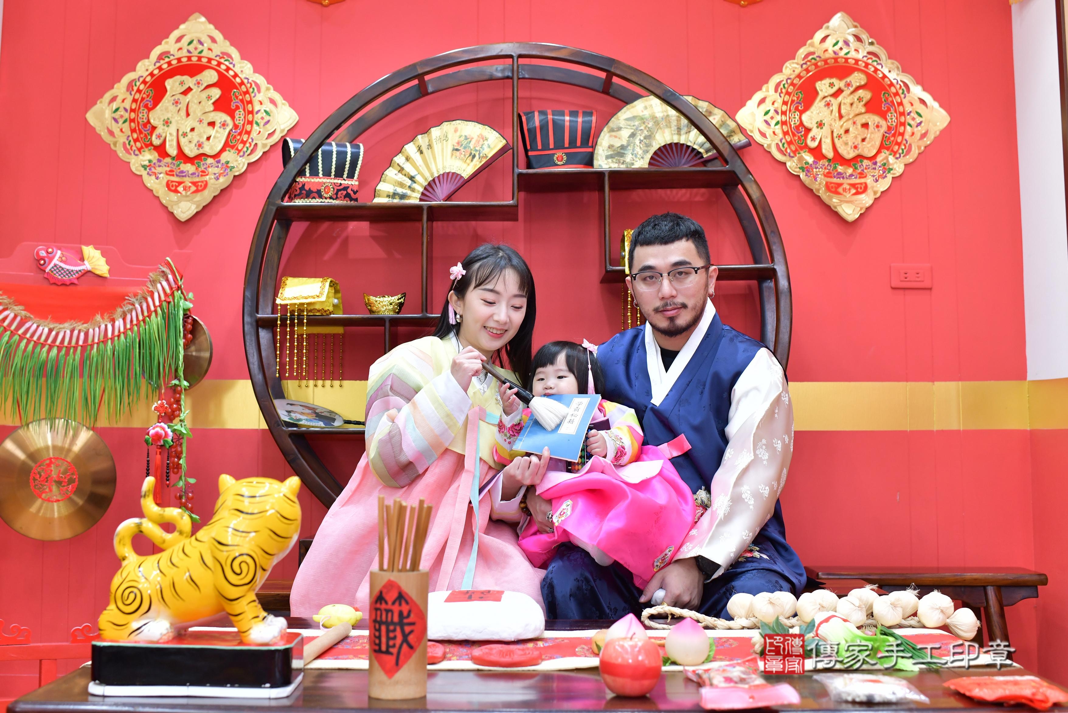 傳家手工印章桃園店、抓周、度脺、中國風會場、傳家嬰兒古禮、吉祥話、抓周道具物品24種、拍照。抓周證書。寶寶抓周、滿周歲、生日快樂、祝福