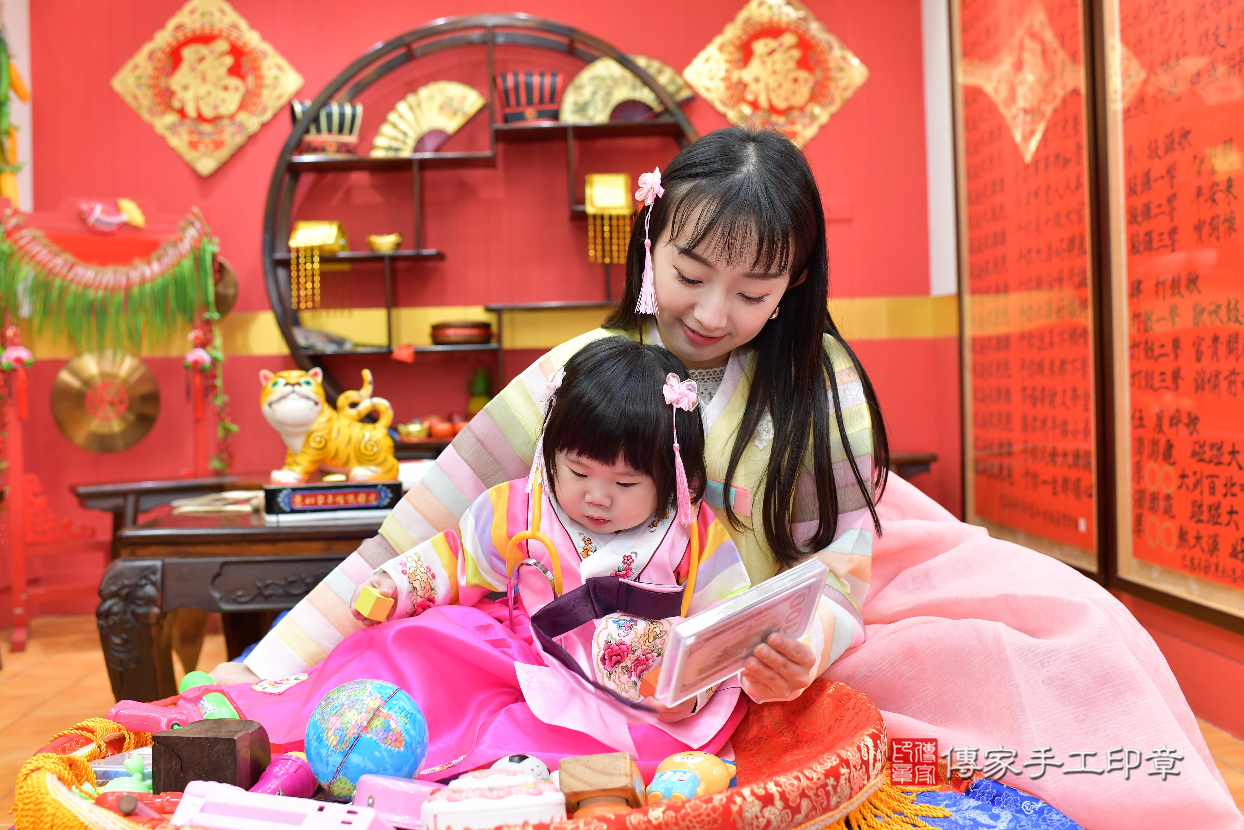 傳家手工印章桃園店、抓周、度脺、中國風會場、傳家嬰兒古禮、吉祥話、抓周道具物品24種、拍照。抓周證書。寶寶抓周、滿周歲、生日快樂、祝福