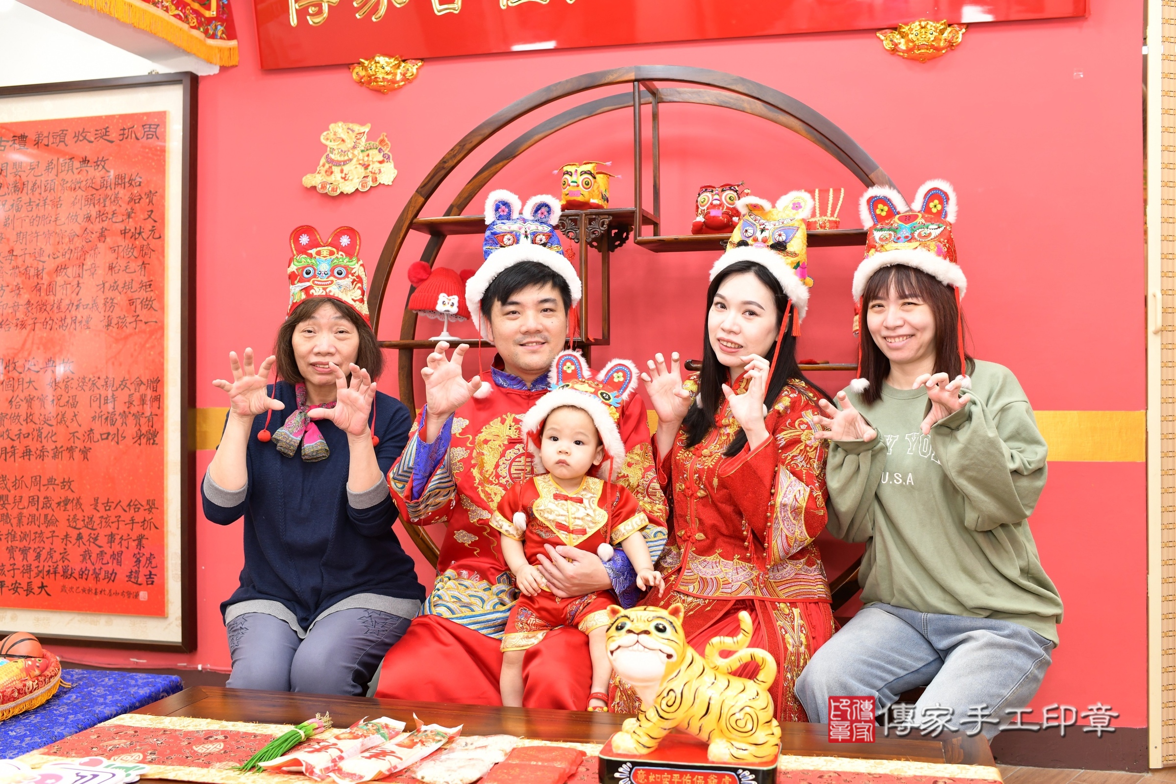 新北市永和區睿睿寶寶抓周推薦：傳家新北店抓周度脺中國風會場，嬰兒古禮抓周流程儀式吉祥話、抓周道具物品24種、拍照。抓周證書。2025.3.5，照片10
