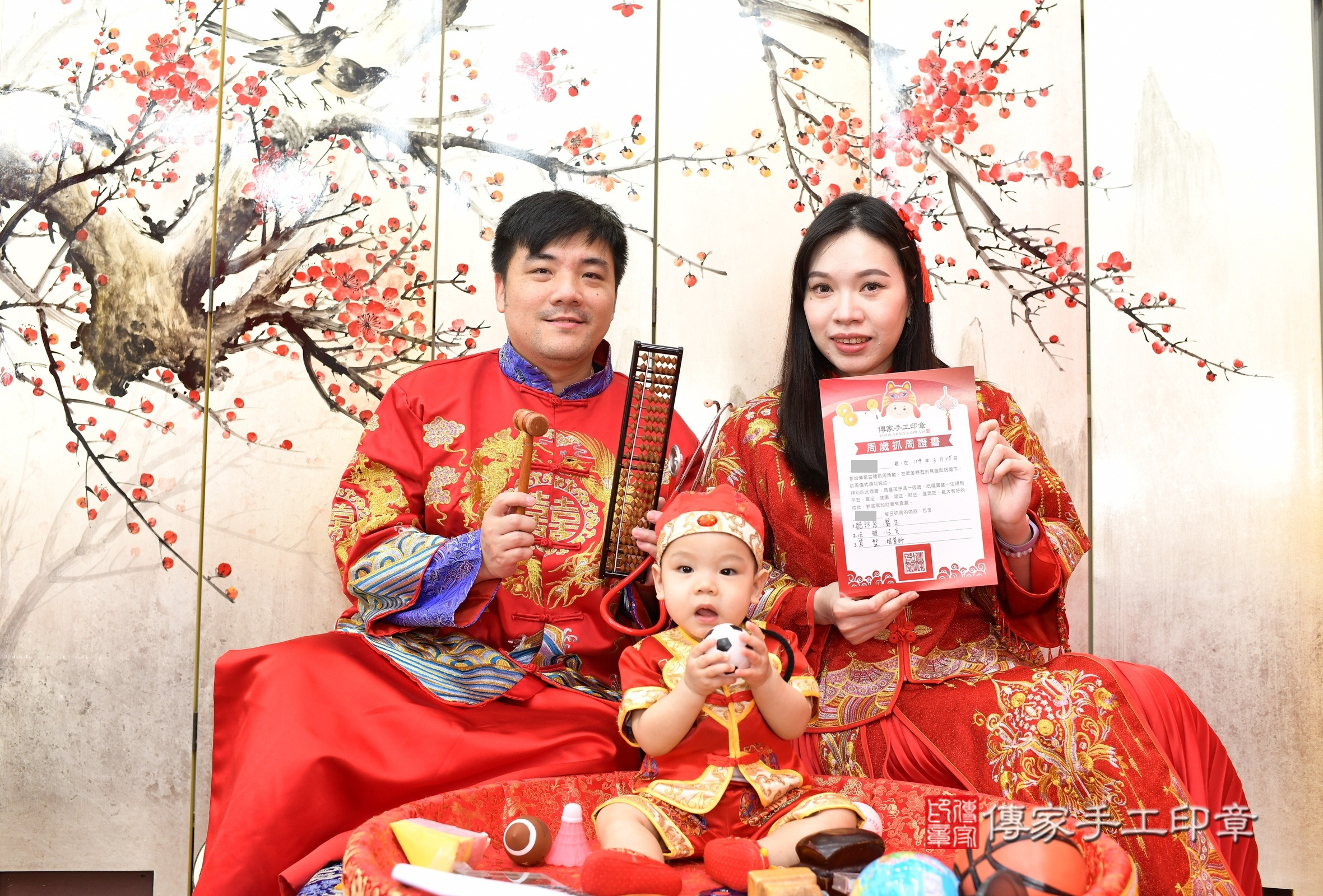 新北市永和區睿睿寶寶抓周推薦：傳家新北店抓周度脺中國風會場，嬰兒古禮抓周流程儀式吉祥話、抓周道具物品24種、拍照。抓周證書。2025.3.5，照片11