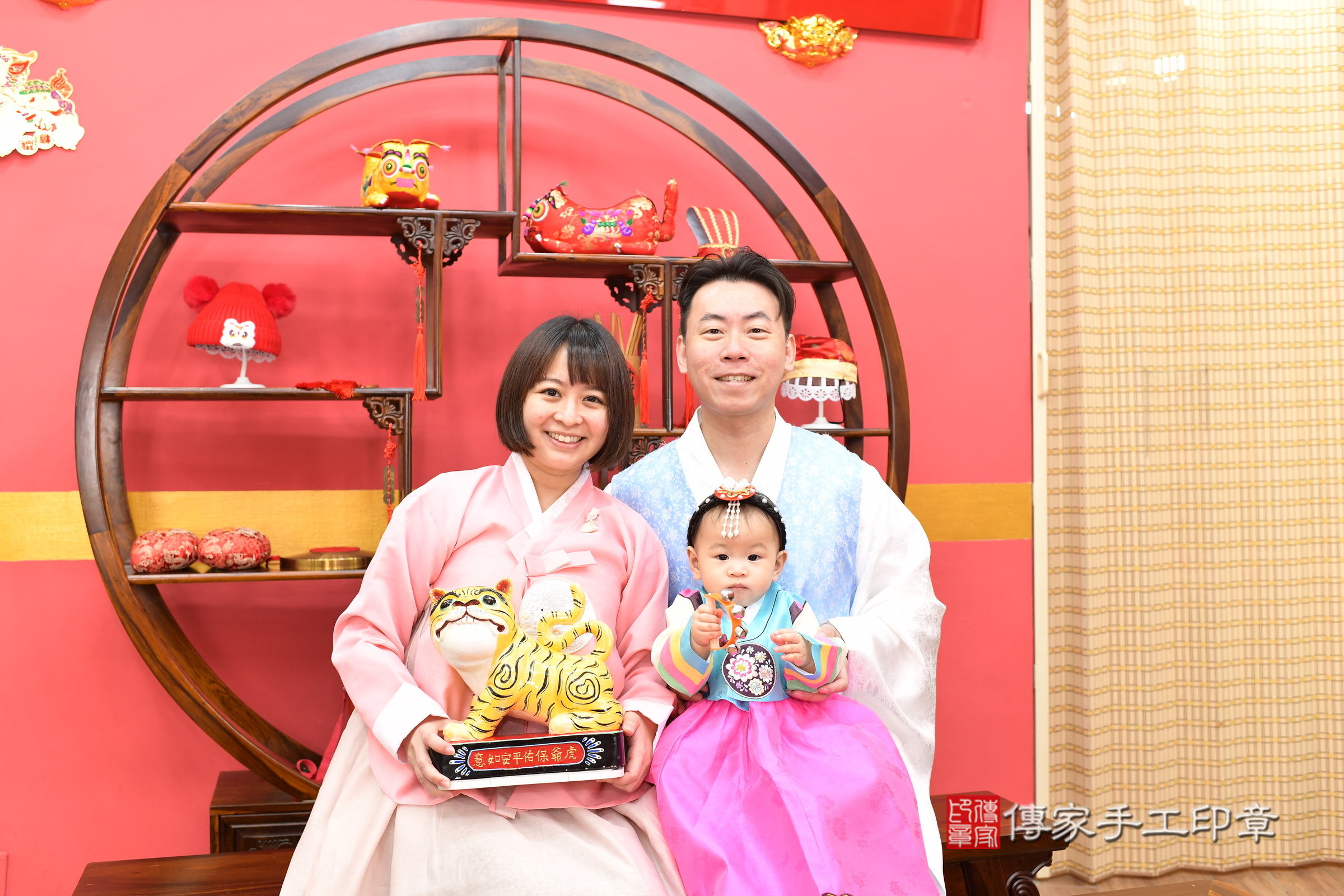 新北市永和區晞晞寶寶抓周推薦：傳家新北店抓周度脺中國風會場，嬰兒古禮抓周流程儀式吉祥話、抓周道具物品24種、拍照。抓周證書。2025.3.7，照片16