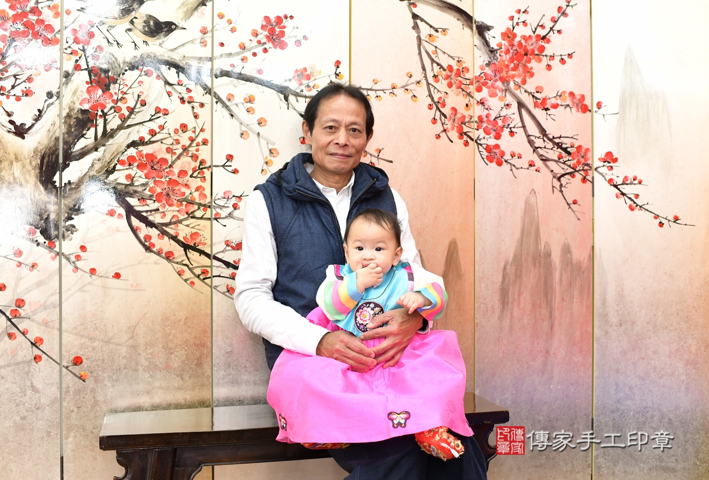 新北市永和區晞晞寶寶抓周推薦：傳家新北店抓周度脺中國風會場，嬰兒古禮抓周流程儀式吉祥話、抓周道具物品24種、拍照。抓周證書。2025.3.7，照片6