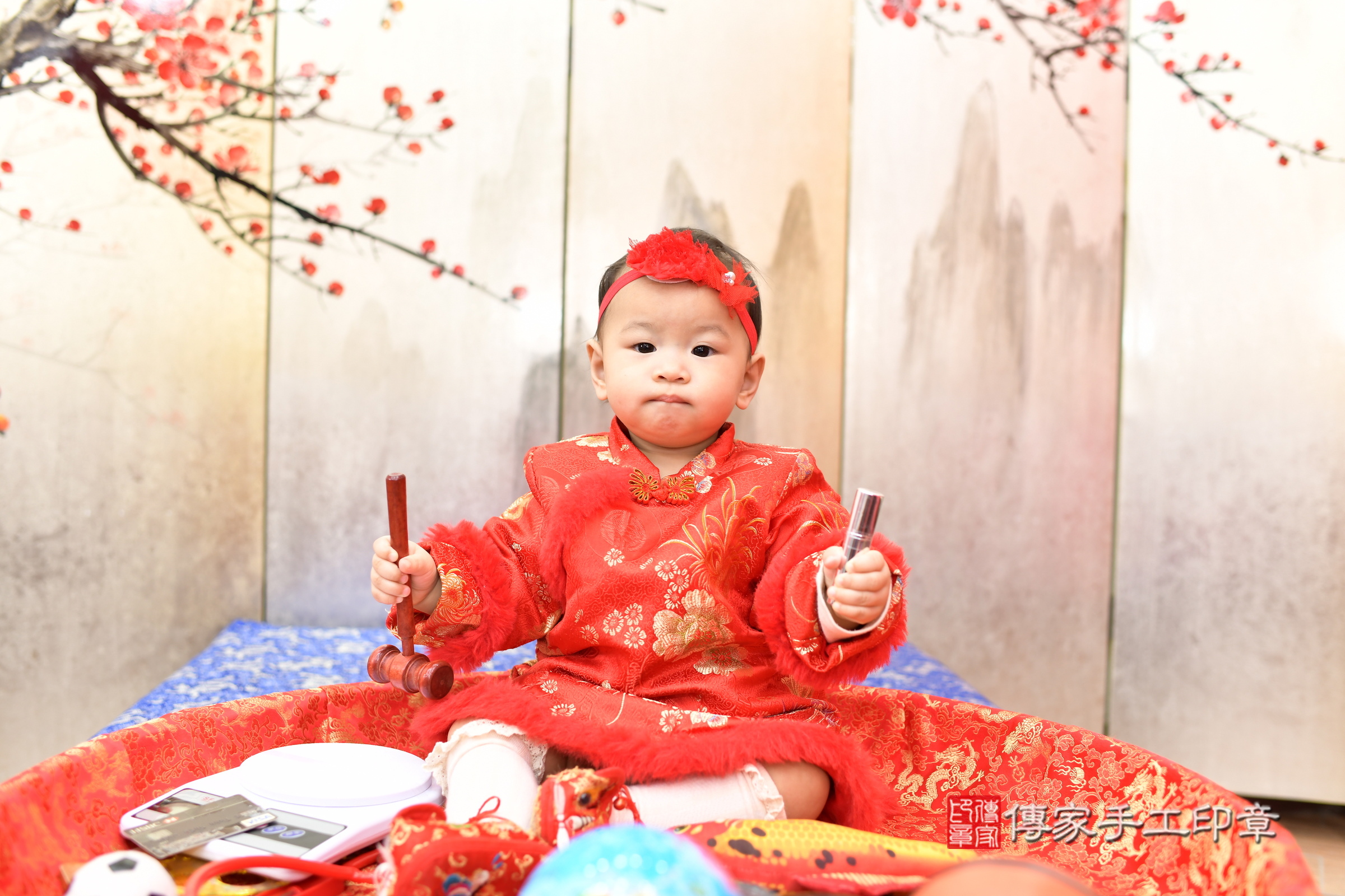 新北市永和區晞晞寶寶抓周推薦：傳家新北店抓周度脺中國風會場，嬰兒古禮抓周流程儀式吉祥話、抓周道具物品24種、拍照。抓周證書。2025.3.7，照片9