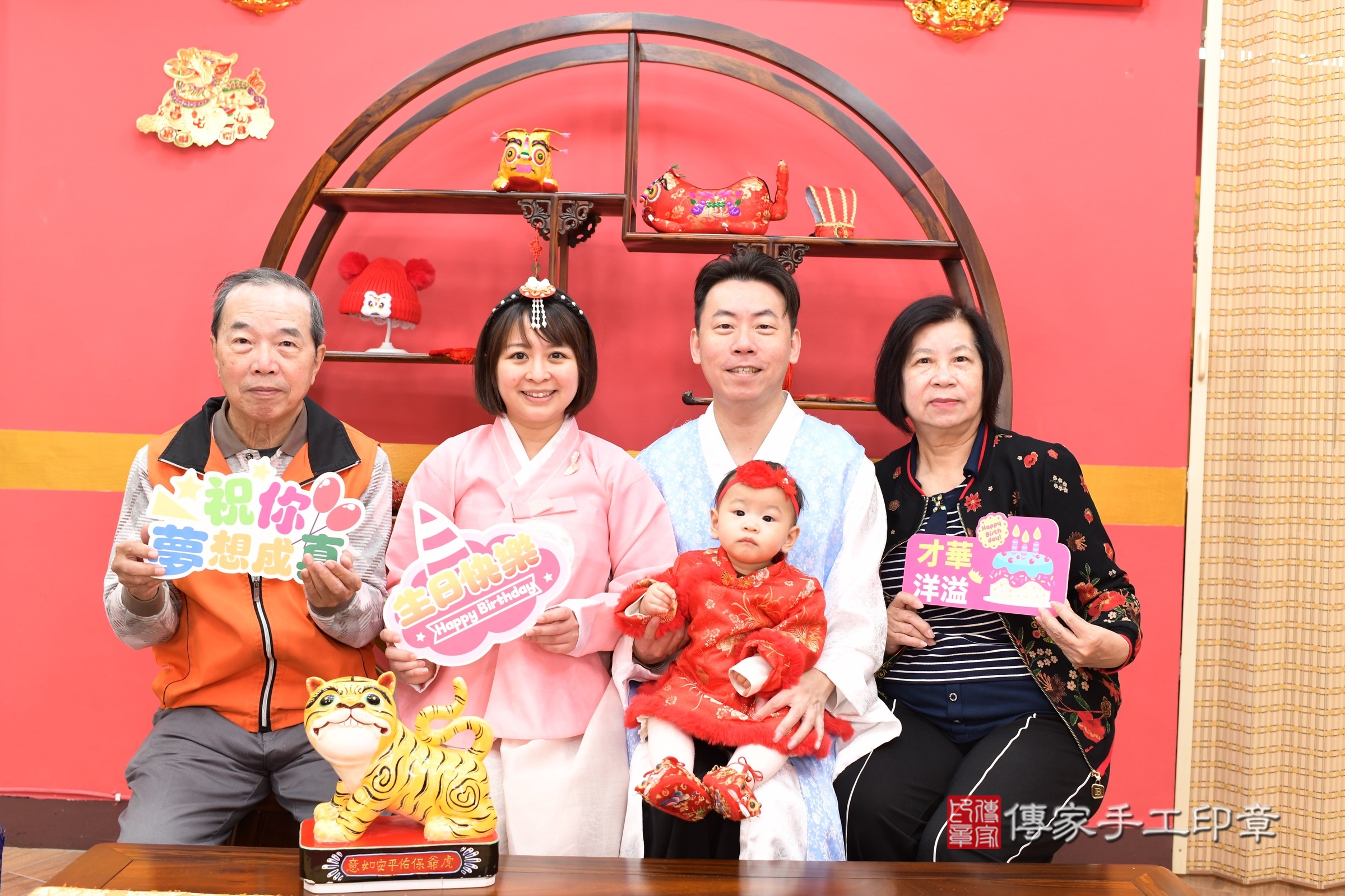 新北市永和區晞晞寶寶抓周推薦：傳家新北店抓周度脺中國風會場，嬰兒古禮抓周流程儀式吉祥話、抓周道具物品24種、拍照。抓周證書。2025.3.7，照片3