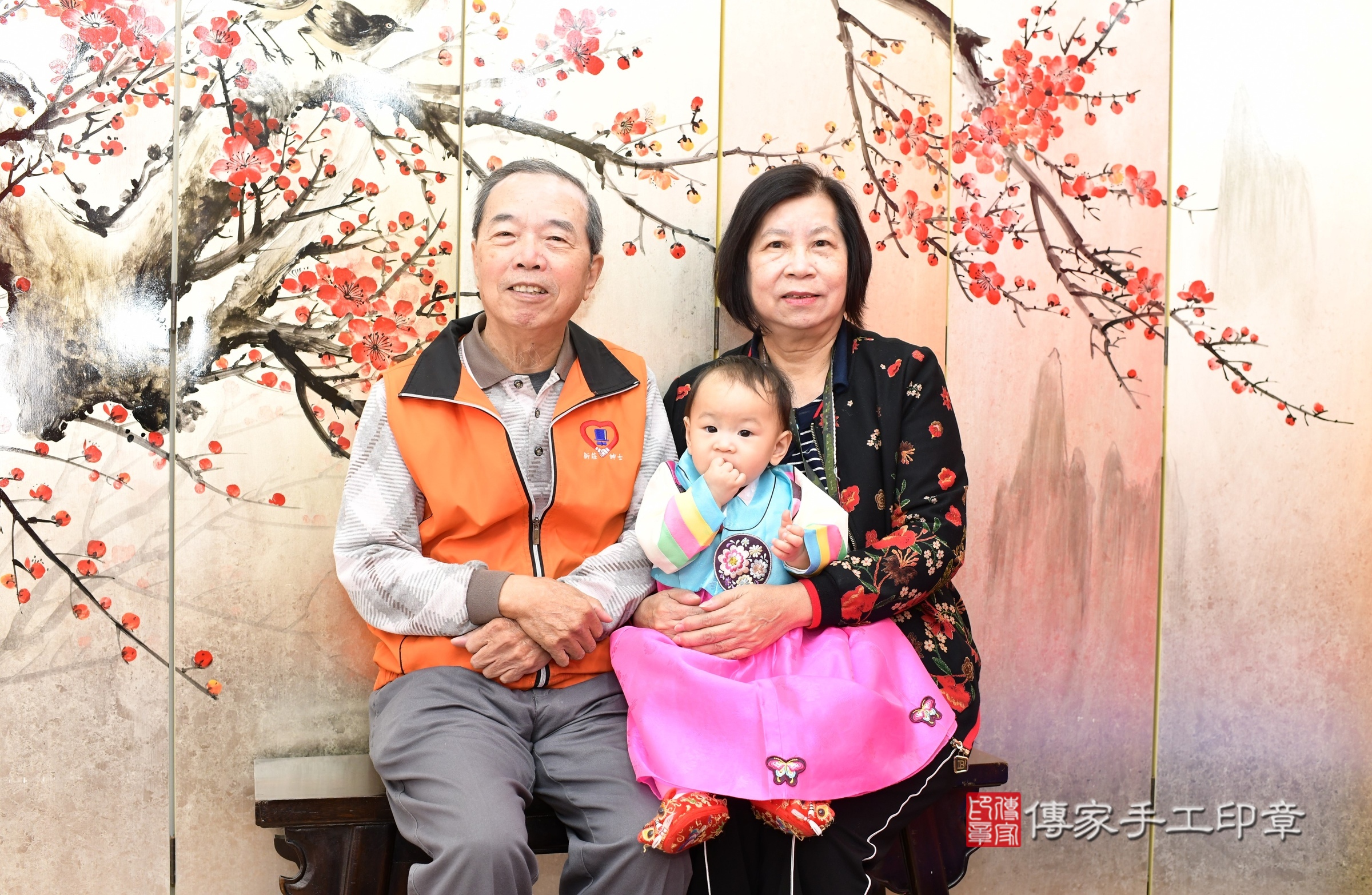 新北市永和區晞晞寶寶抓周推薦：傳家新北店抓周度脺中國風會場，嬰兒古禮抓周流程儀式吉祥話、抓周道具物品24種、拍照。抓周證書。2025.3.7，照片5