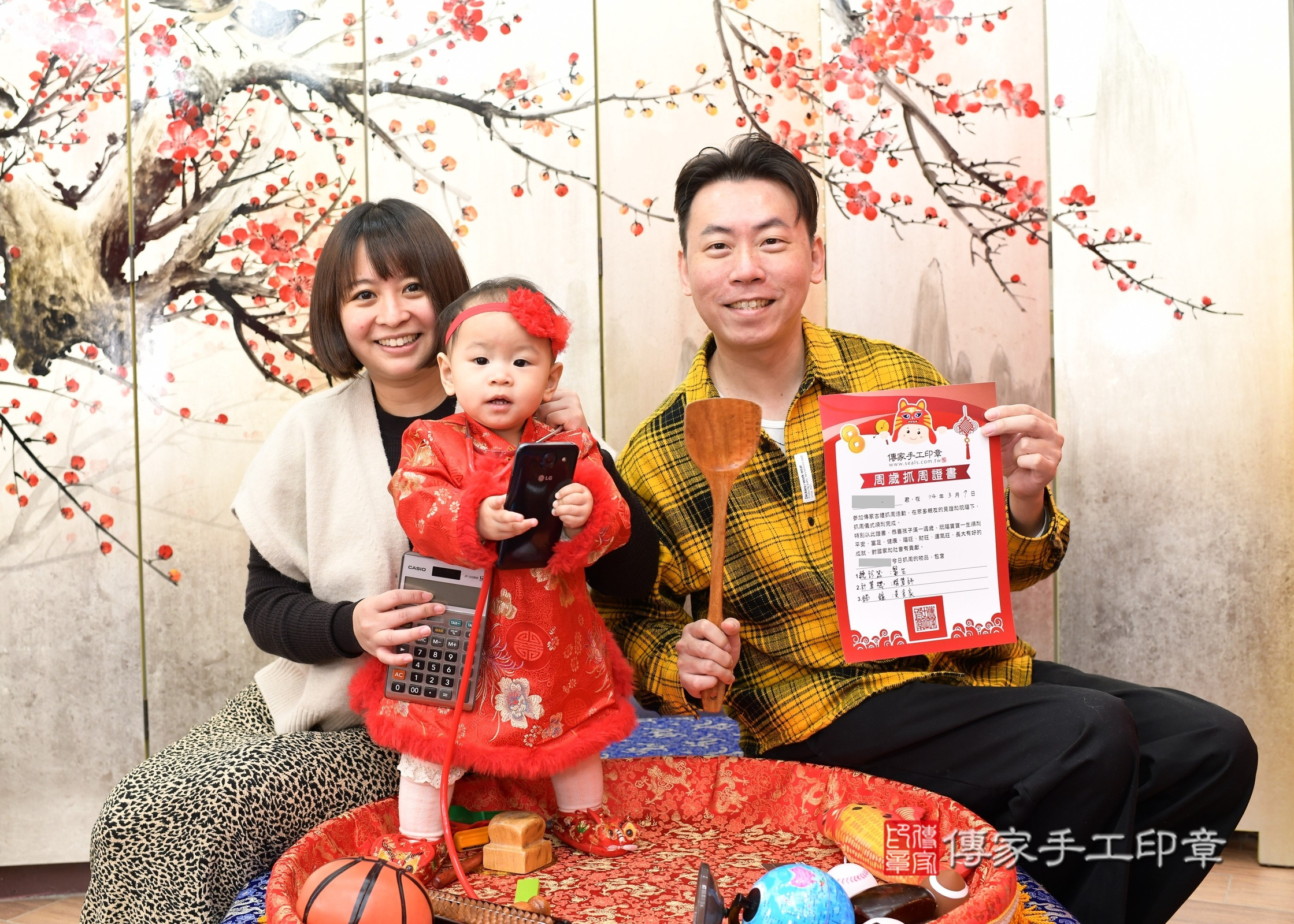 新北市永和區晞晞寶寶抓周推薦：傳家新北店抓周度脺中國風會場，嬰兒古禮抓周流程儀式吉祥話、抓周道具物品24種、拍照。抓周證書。2025.3.7，照片19