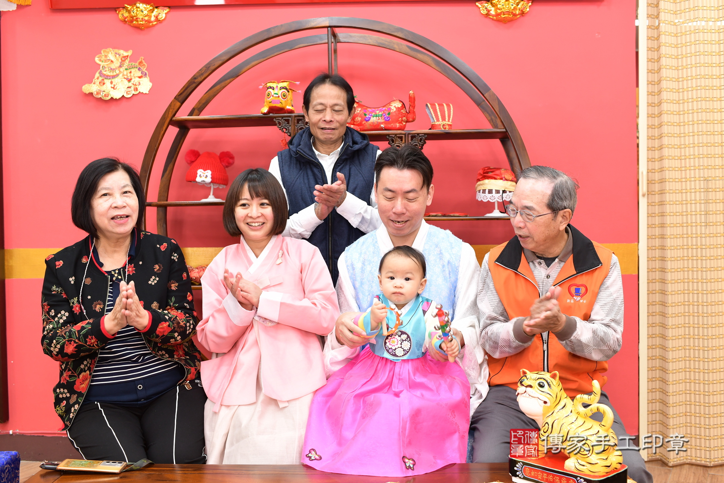 新北市永和區晞晞寶寶抓周推薦：傳家新北店抓周度脺中國風會場，嬰兒古禮抓周流程儀式吉祥話、抓周道具物品24種、拍照。抓周證書。2025.3.7，照片17