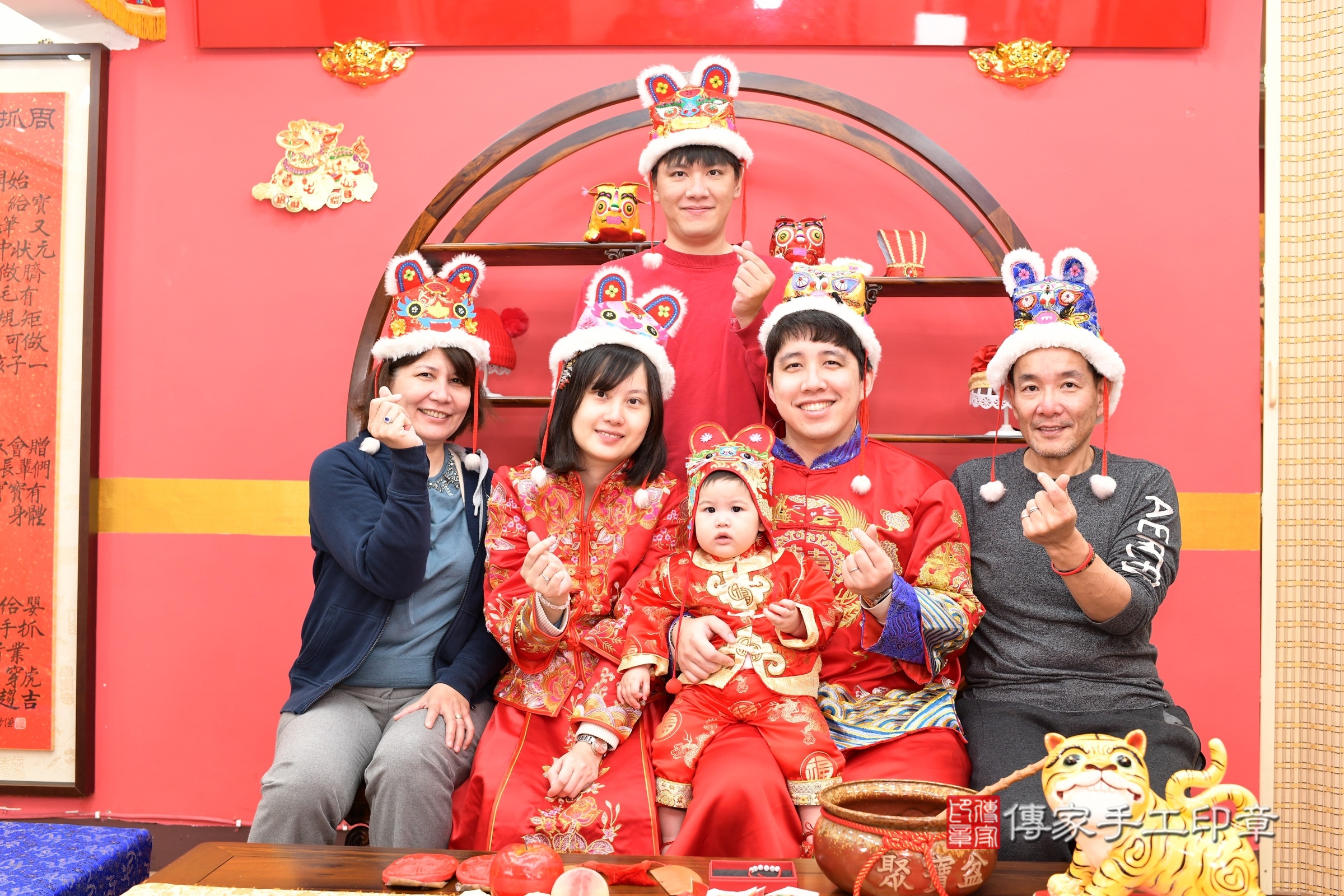 新北市永和區小軒寶寶抓周推薦：傳家新北店抓周度脺中國風會場，嬰兒古禮抓周流程儀式吉祥話、抓周道具物品24種、拍照。抓周證書。2025.3.9，照片18